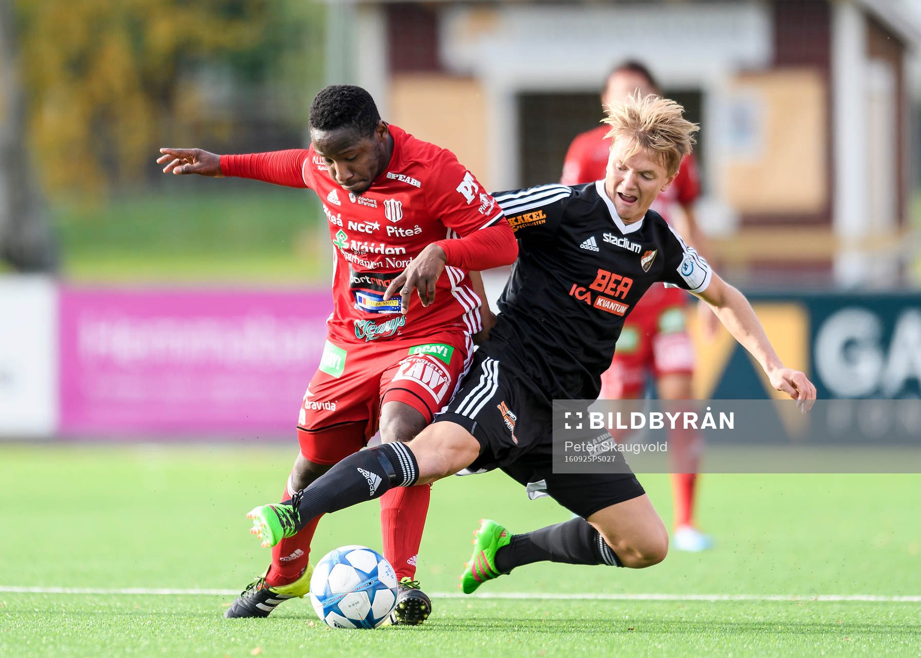 Piteå:s Yanku Marrah i kamp med Enskedes Wilhelm Wiking under fotbollsmatchen i division 1 norra mellan Piteå och Enskede den 25 september 2016 i Piteå.