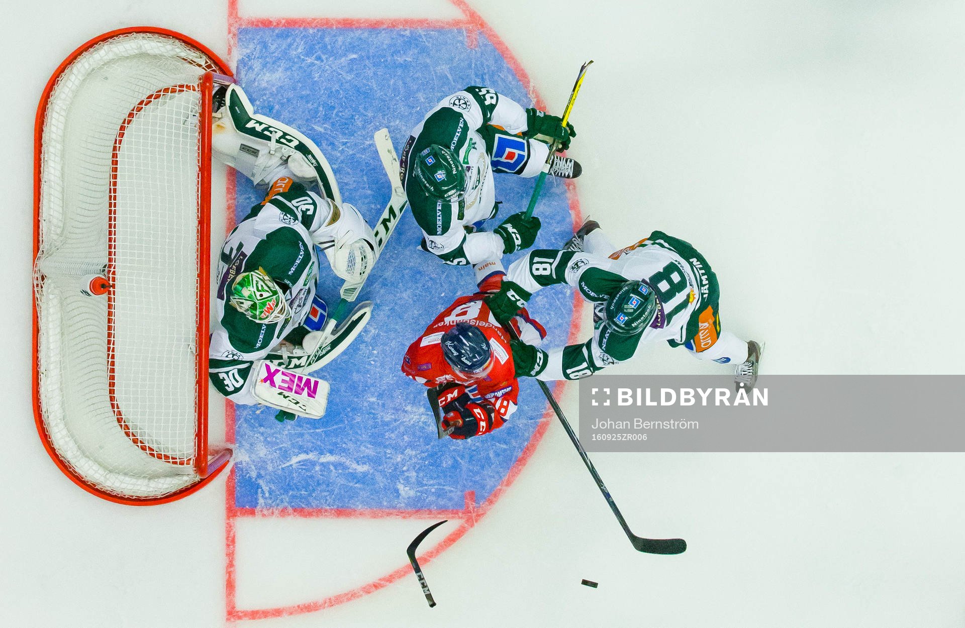 Kamp framför Färjestads målvakt Lars Haugen mellan