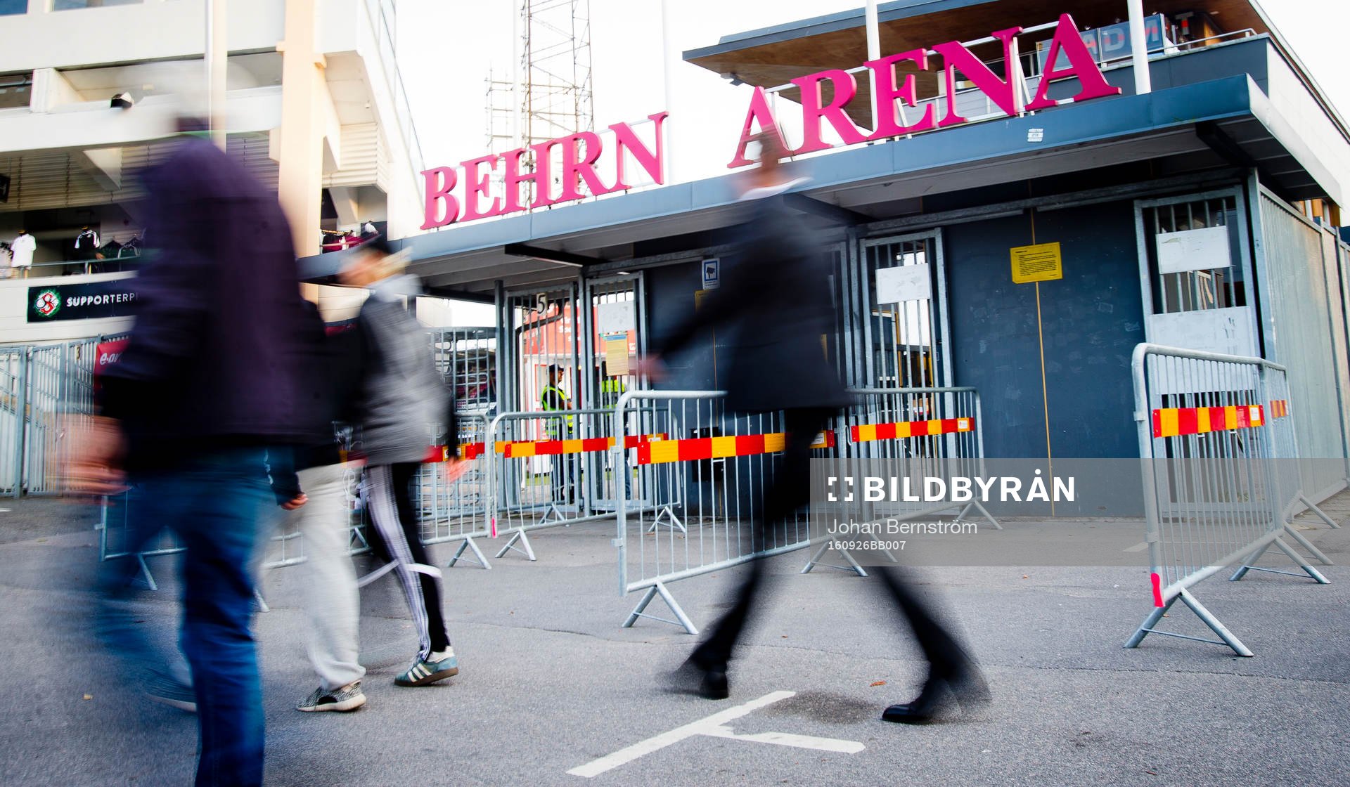 Personer går utanför Behrn Arena