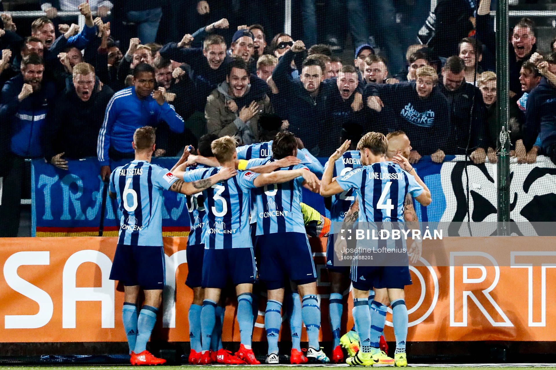 Djurgårdens spelare jublar framför supportrarna