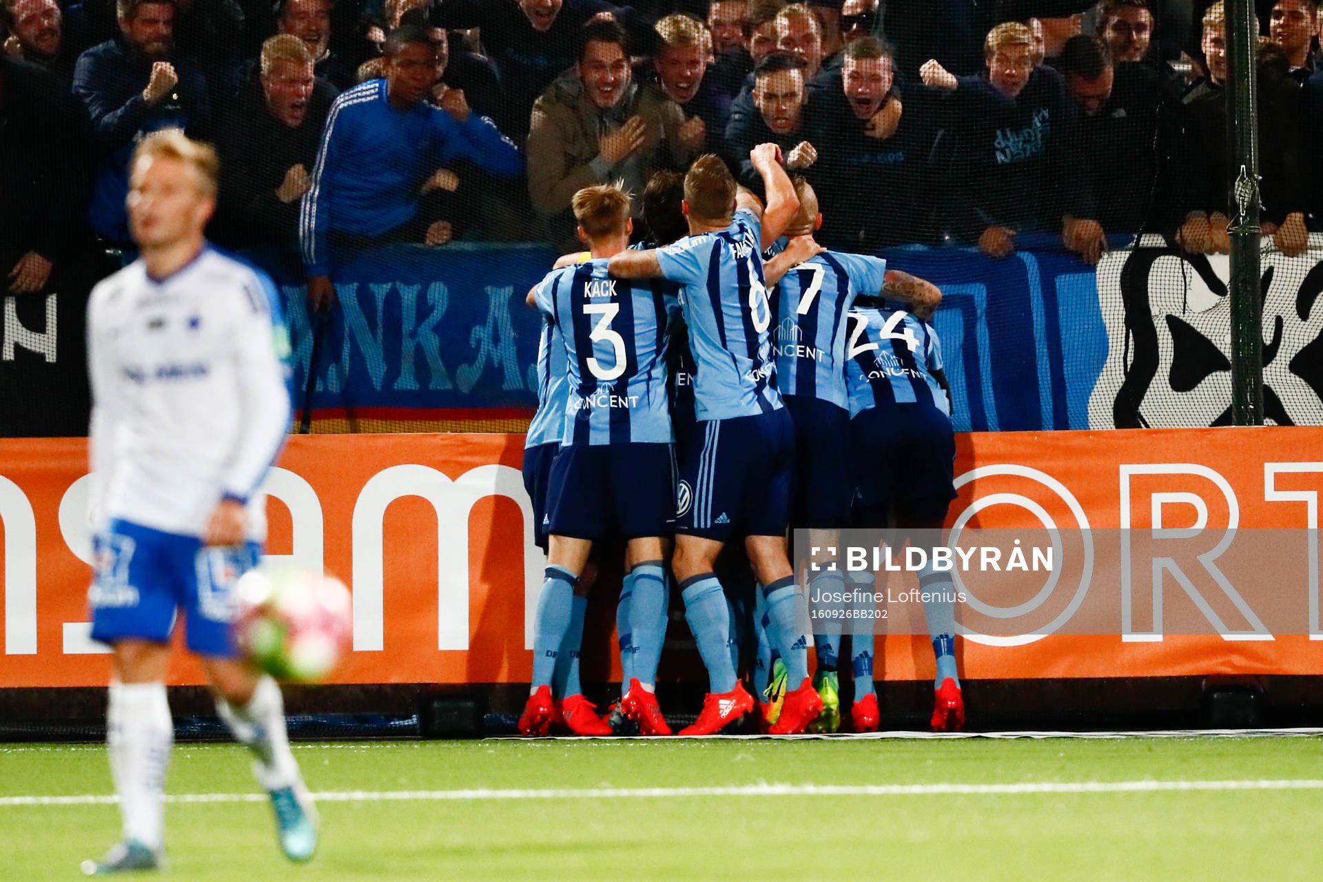 Djurgårdens spelare jublar framför supportrarna