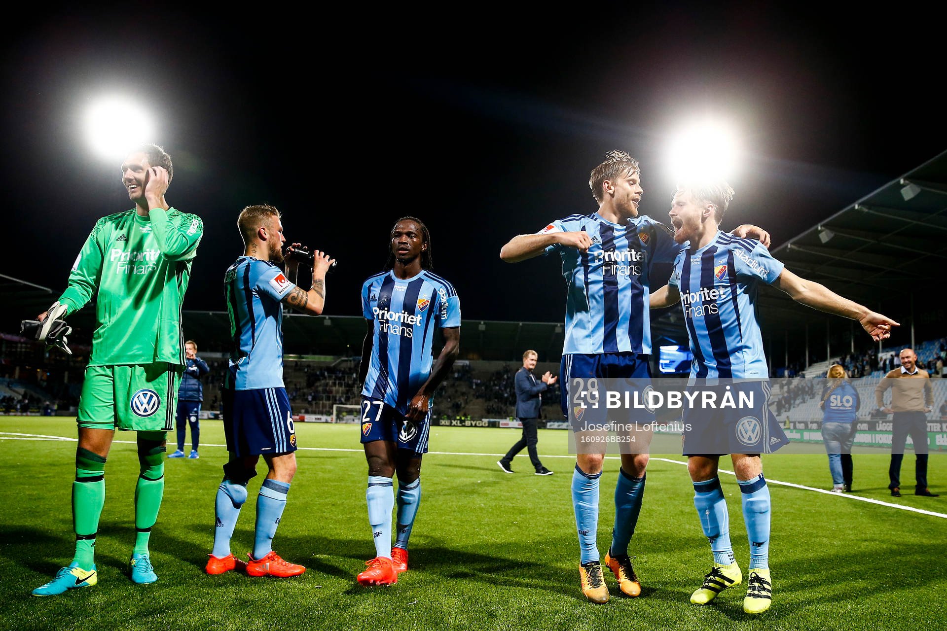 Djurgårdens målvakt Andreas Isaksson, Alexander Faltsetas, Kebba Ceesay, Niklas Gunnarsson, och Jacob Une Larsson jublar under fotbollsmatchen i Allsvenskan mellan Norrköping och Djurgården den 26 september 2016 i Norrköping.