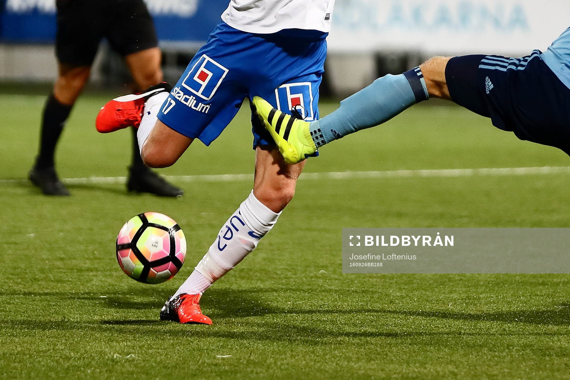 Närbild på situationen där Norrköpings Karl Holmberg stoppas av Djurgårdens Jacob Une-Larsson i straffområdet under fotbollsmatchen i Allsvenskan mellan Norrköping och Djurgården den 26 september 2016 i Norrköping.