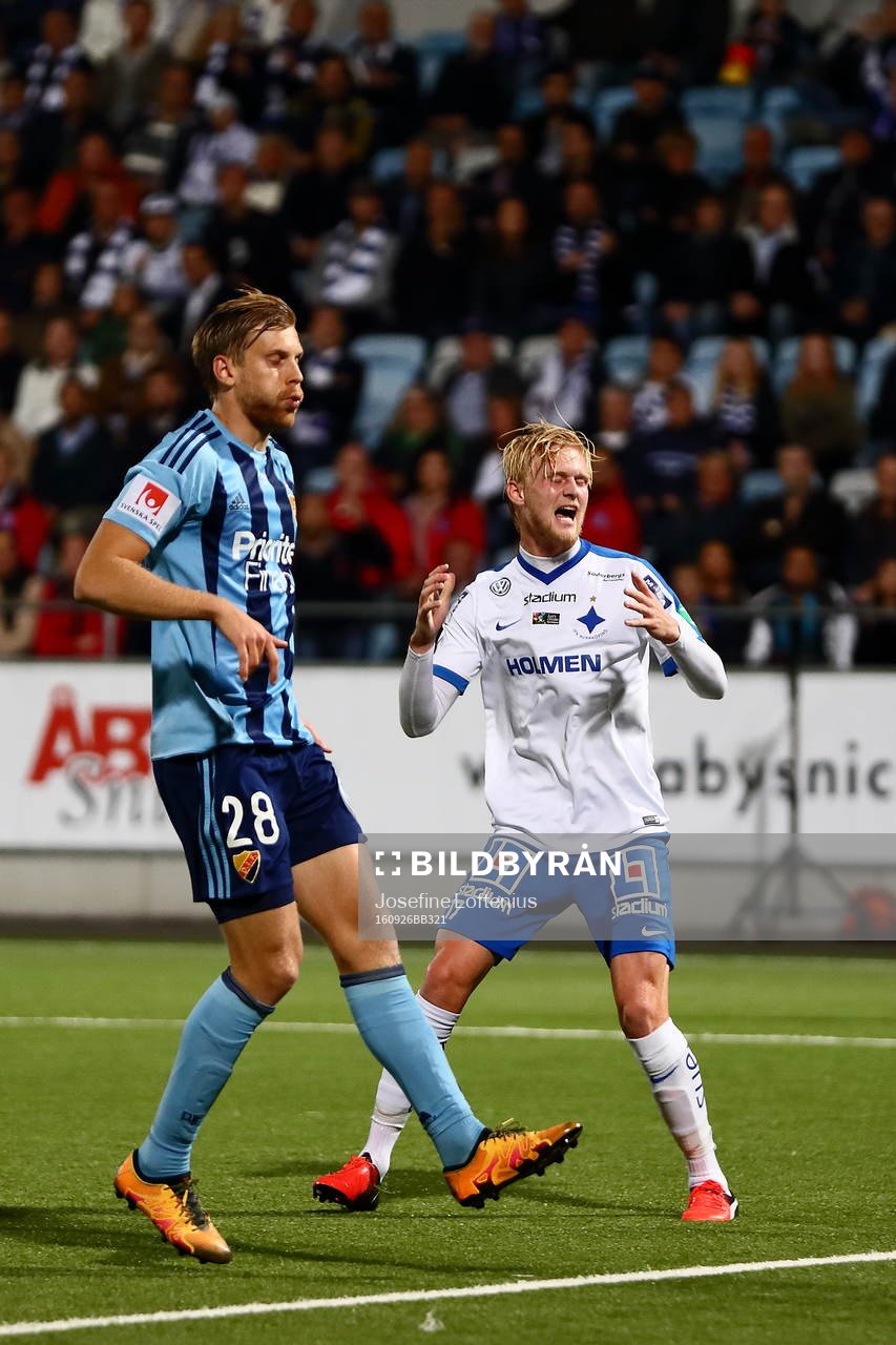 Norrköpings Karl Holmberg reagerar intill Djurgårdens