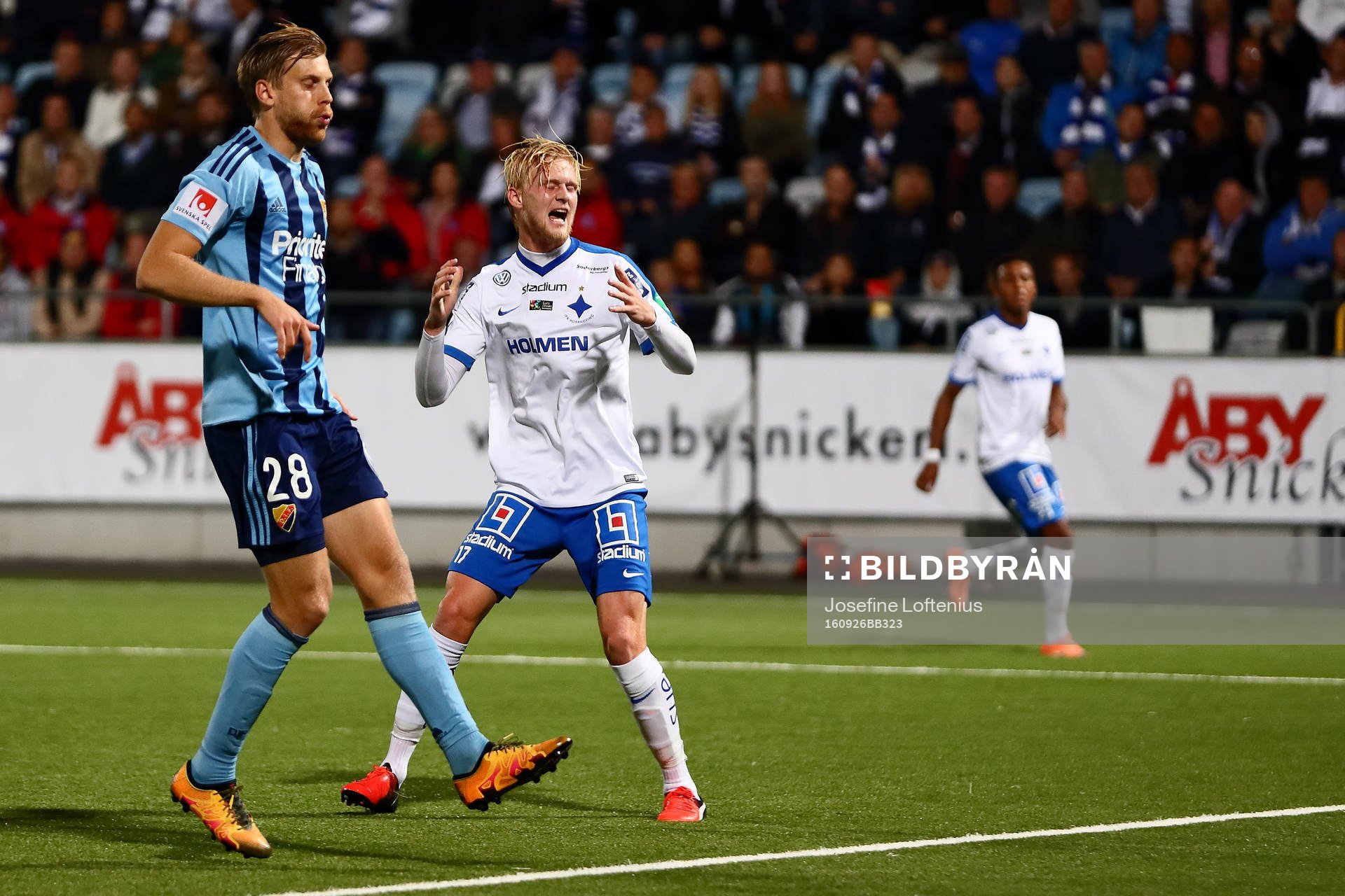 Norrköpings Karl Holmberg reagerar intill Djurgårdens