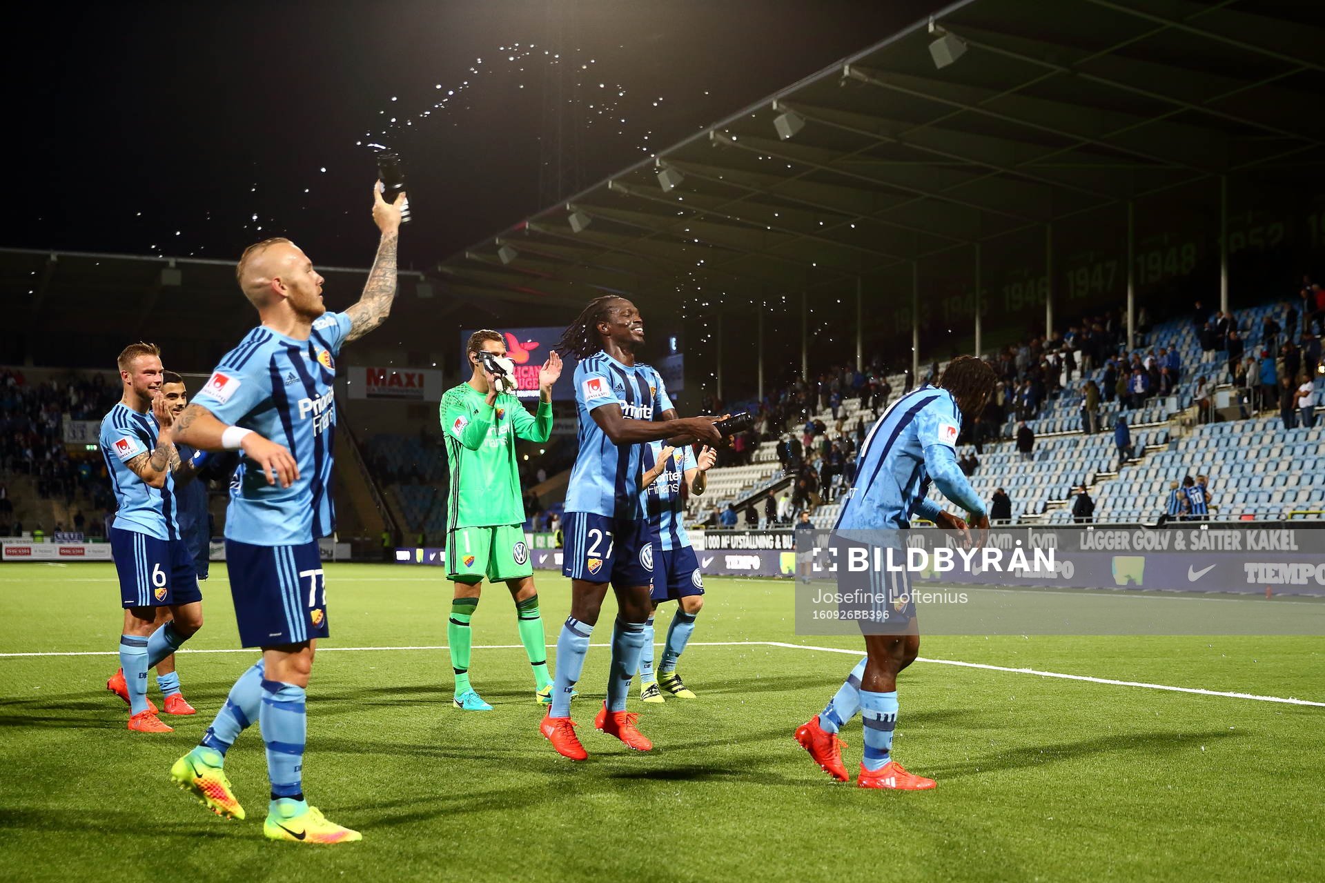 Djurgårdens Magnus Eriksson och Kebba Ceesay sprutar