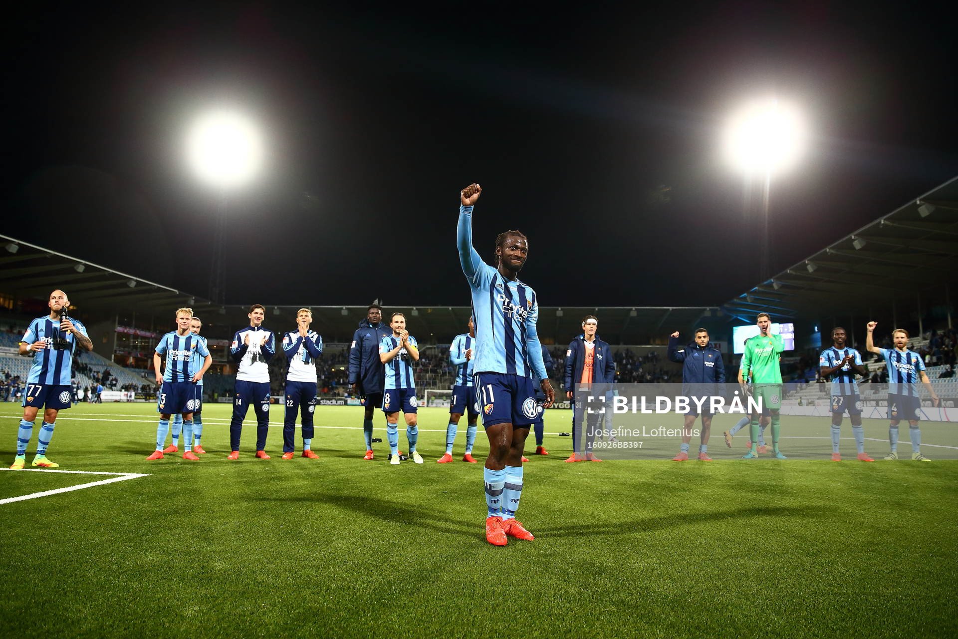 Djurgårdens Amadou Jawo hyllas med laget bakom sig