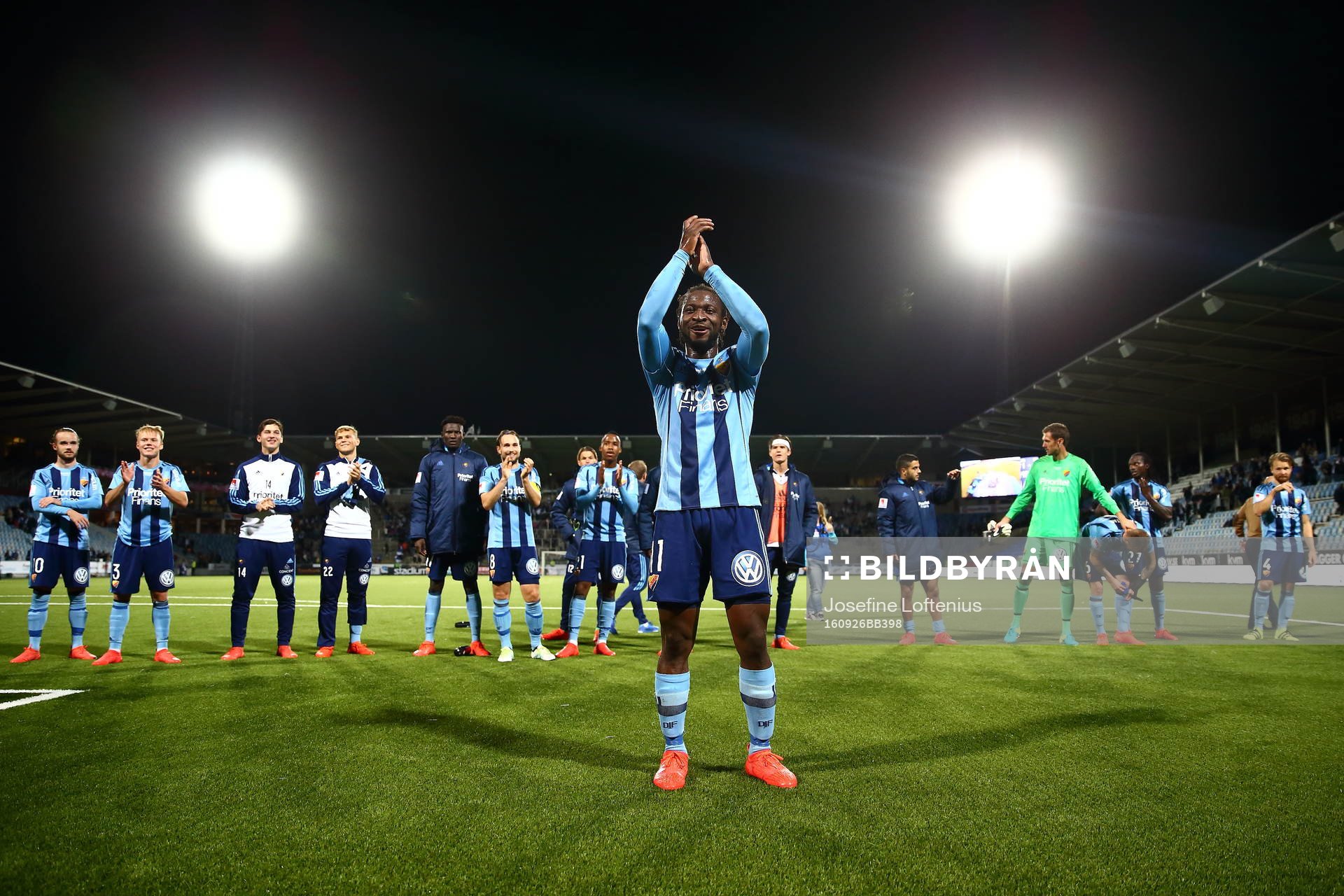 Djurgårdens Amadou Jawo hyllas med laget bakom sig