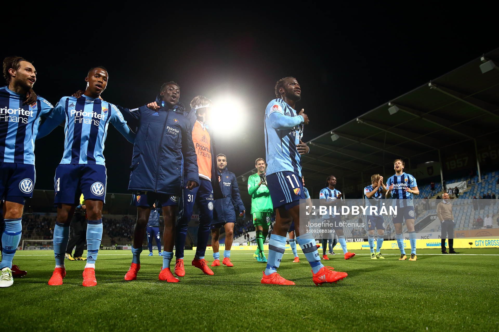Djurgårdens Amadou Jawo hyllas med laget bakom sig