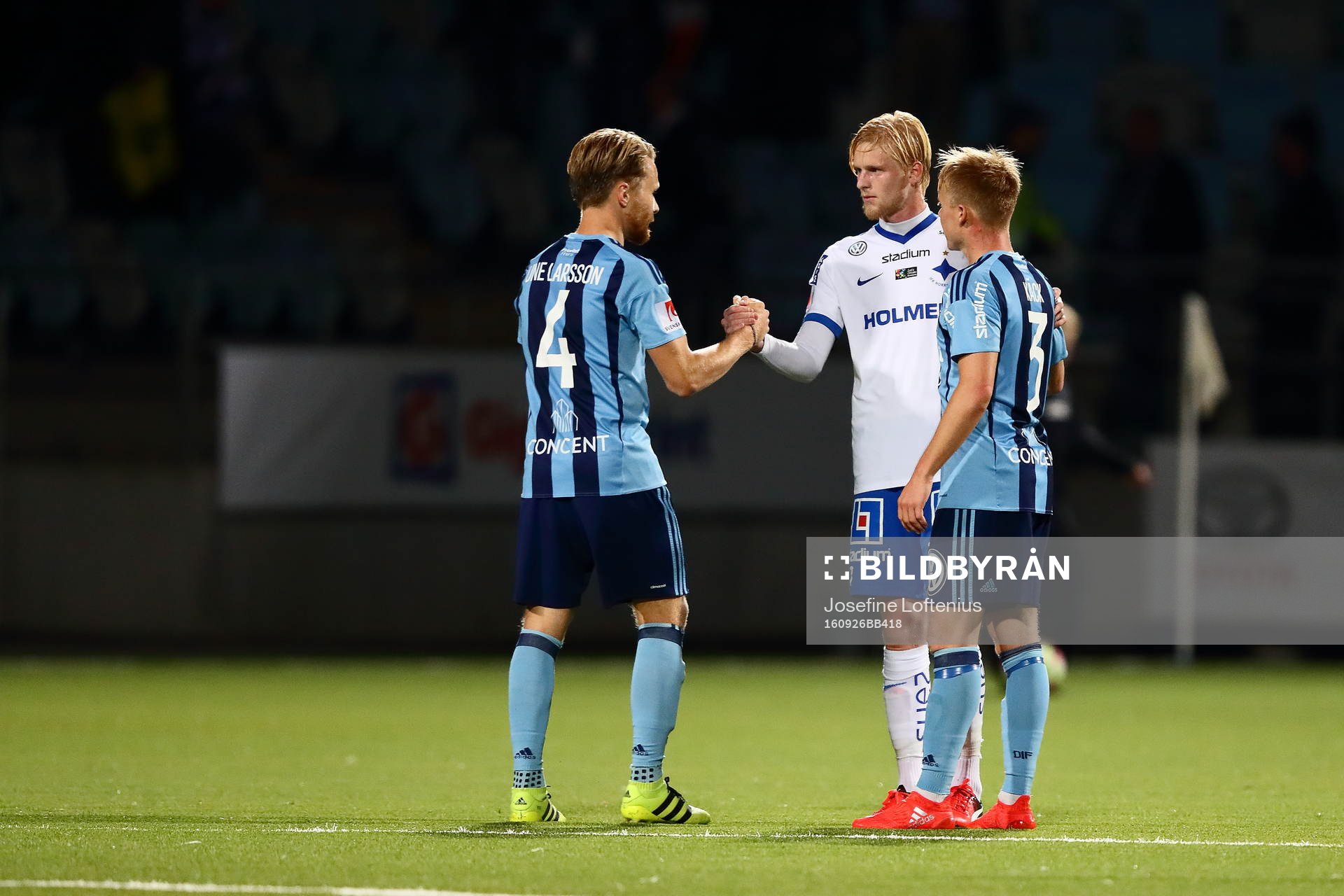Norrköpings Karl Holmberg och Djurgårdens Jacob Une-Larsson pratar med varandra efter fotbollsmatchen i Allsvenskan mellan Norrköping och Djurgården den 26 september 2016 i Norrköping.
