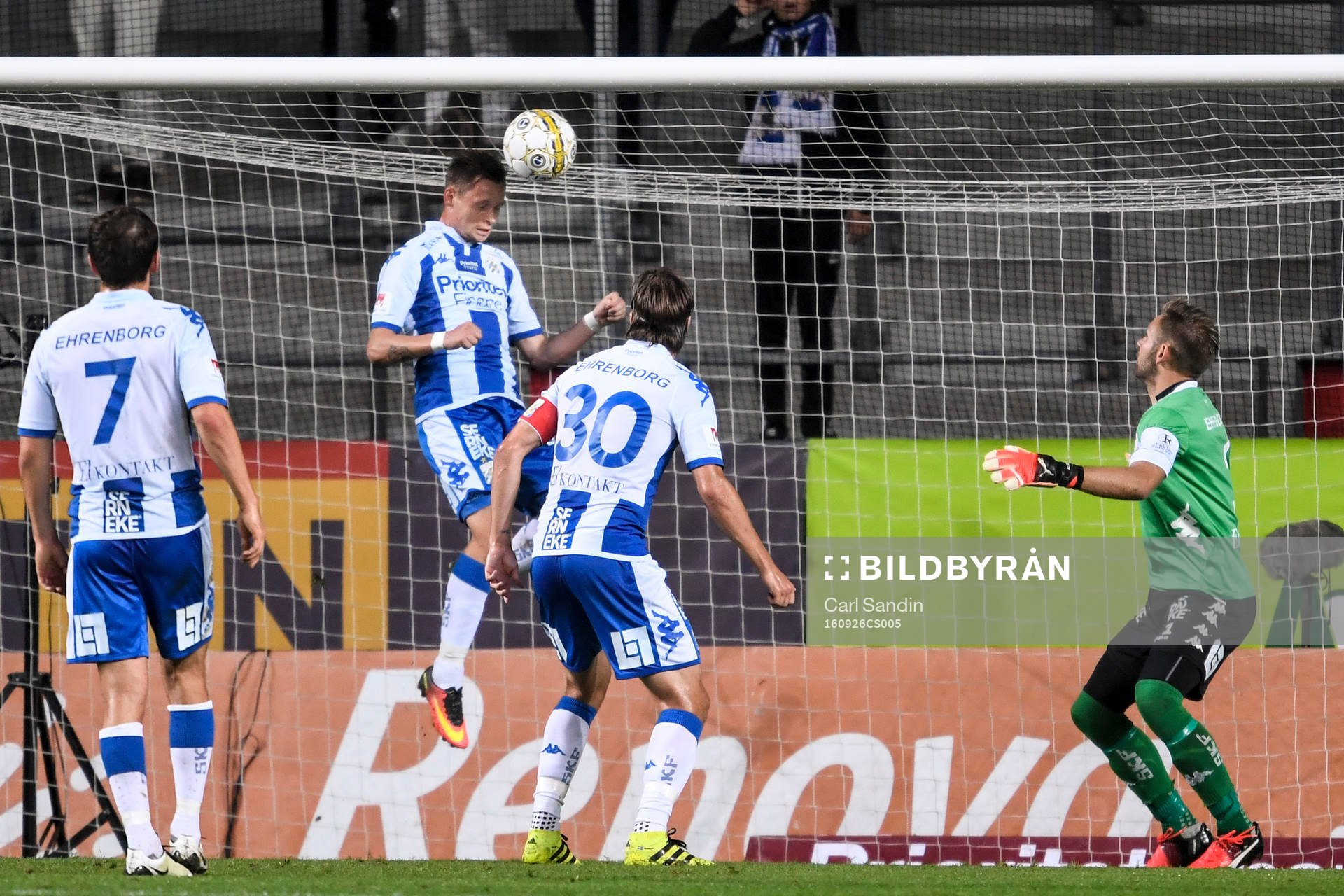 IFK Göteborgs Jakob Ankersen räddar ett skott på