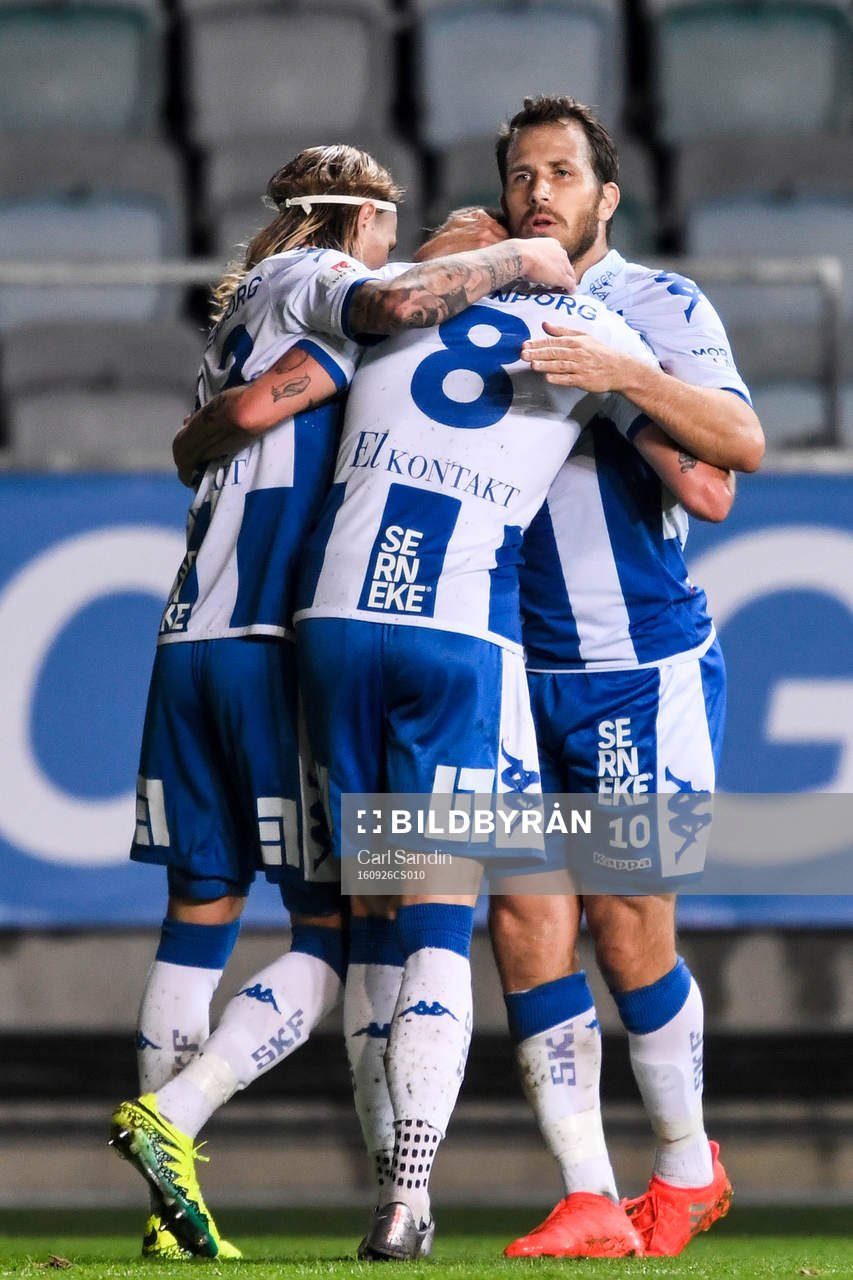 IFK Göteborgs Elias Mar Omarsson och Tobias Hysén kramar