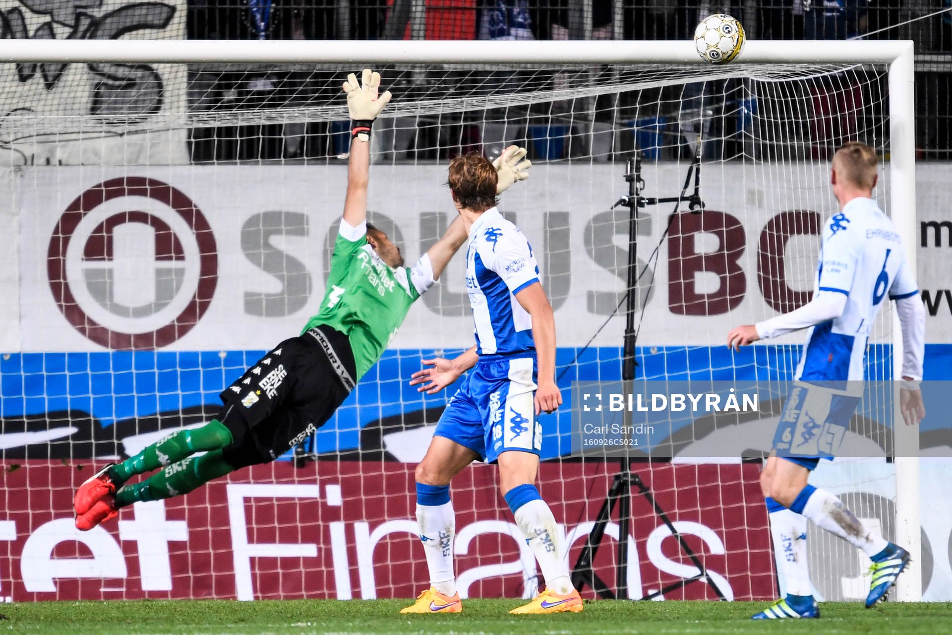 IFK Göteborgs målvakt John Alvbåge kastar sig