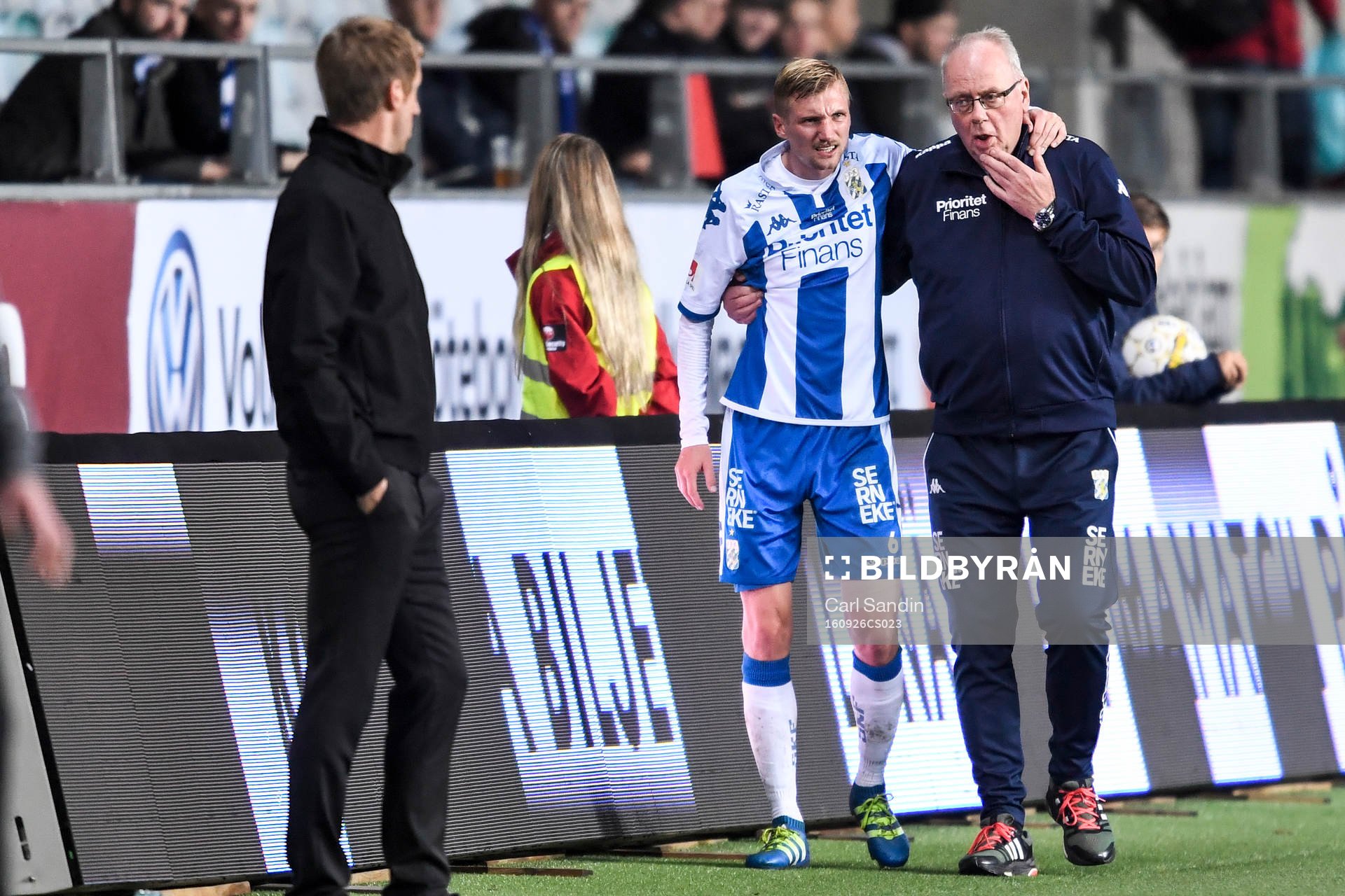 IFK Göteborgs Sebastian Eriksson lämnar planen skadad