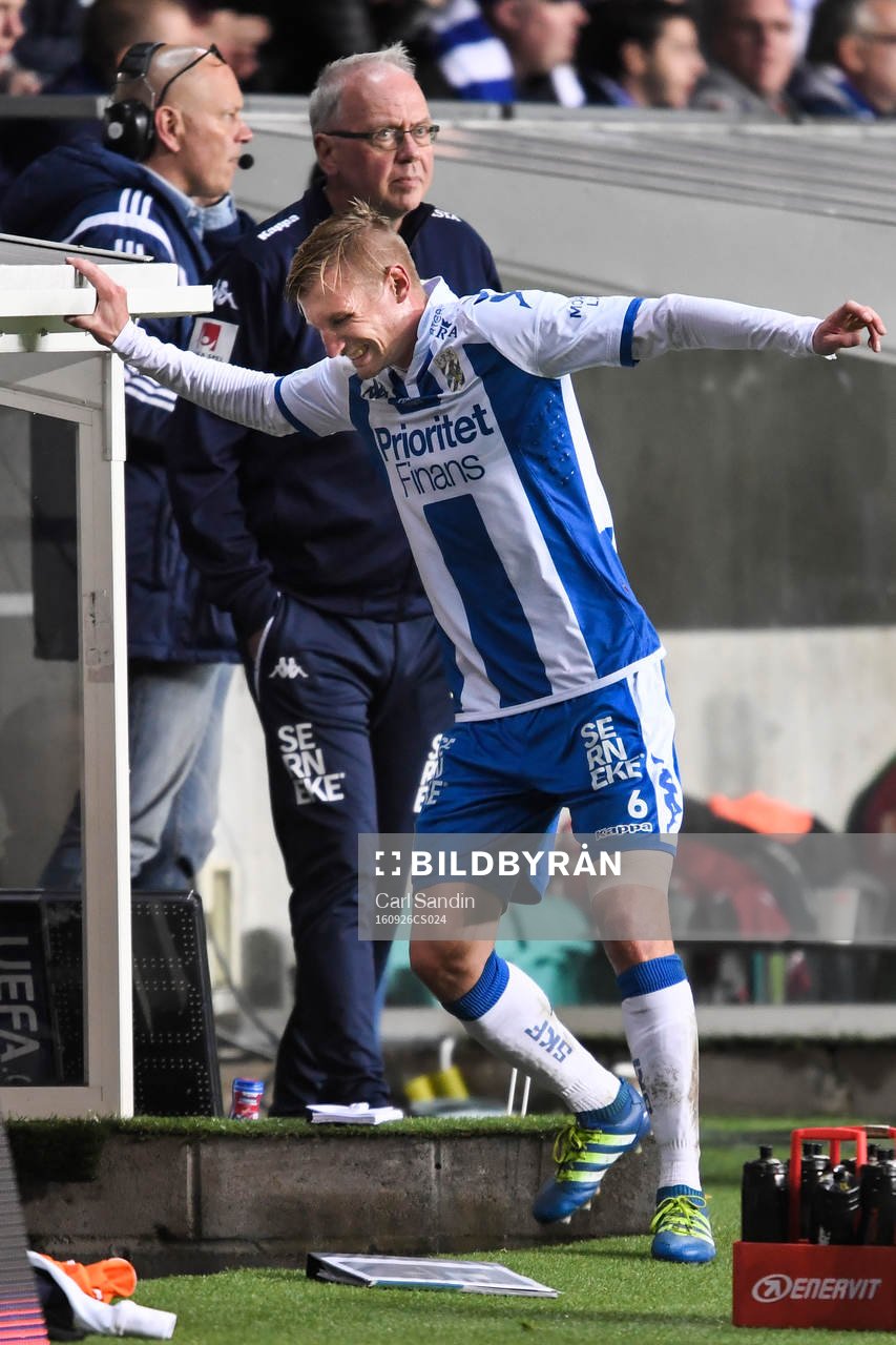 IFK Göteborgs Sebastian Eriksson lämnar planen skadad