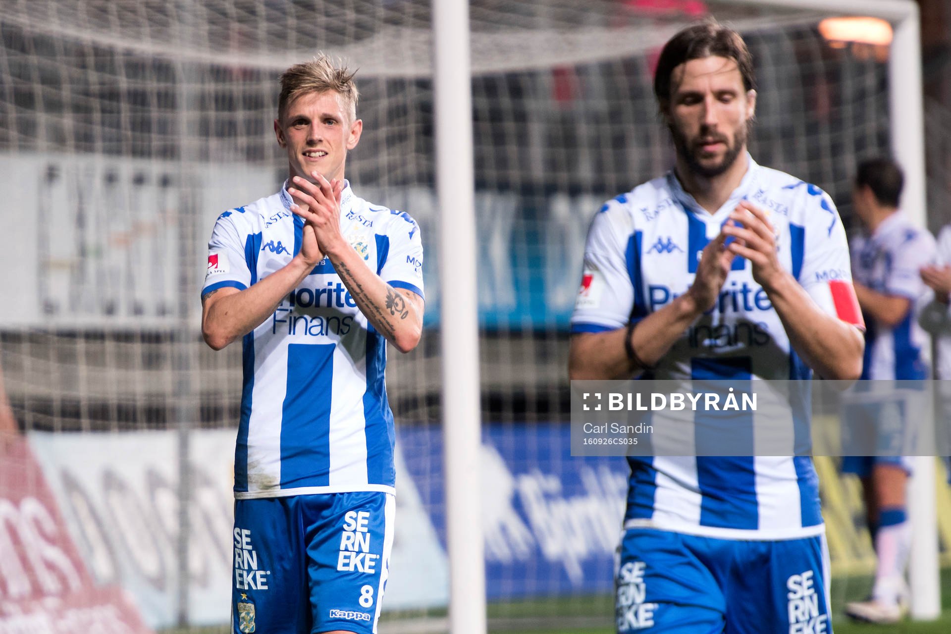 IFK Göteborgs Sören Rieks tackar publiken efter fotbollsmatchen i Allsvenskan mellan IFK Göteborg och Östersund den 26 september 2016 i Göteborg.