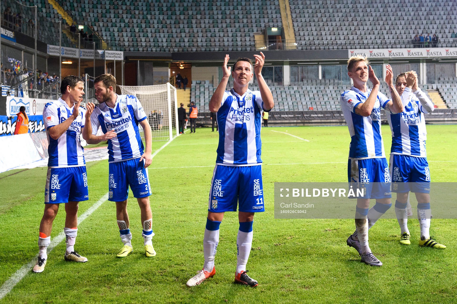 IFK Göteborgs Mads Albaek, Emil Salomonsson, Martin Smedberg Dalence, Sören Rieks och Scott Jamieson tackar publiken efter fotbollsmatchen i Allsvenskan mellan IFK Göteborg och Östersund den 26 september 2016 i Göteborg.