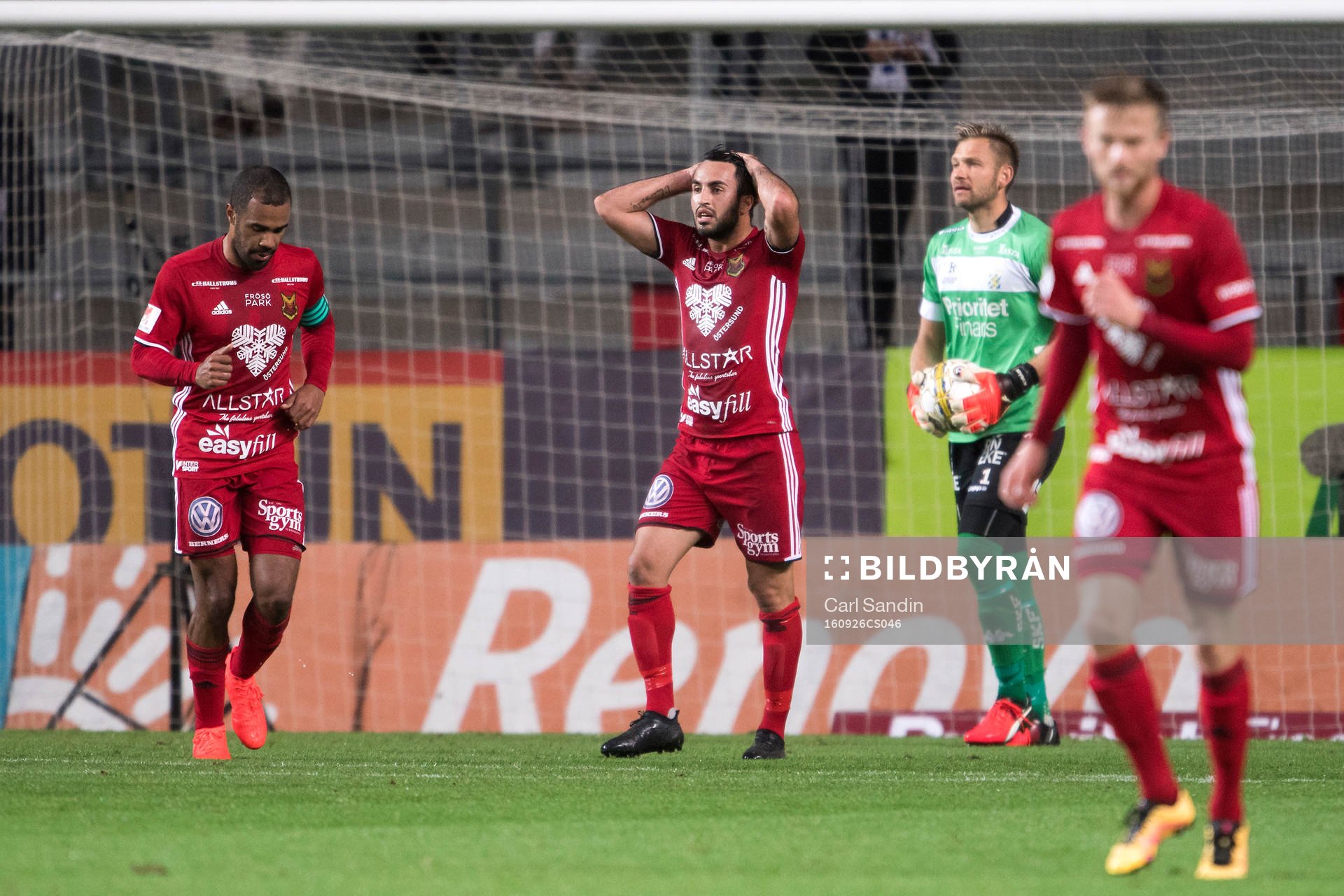 Östersunds Alex Dyer och Brwa Nouri deppar