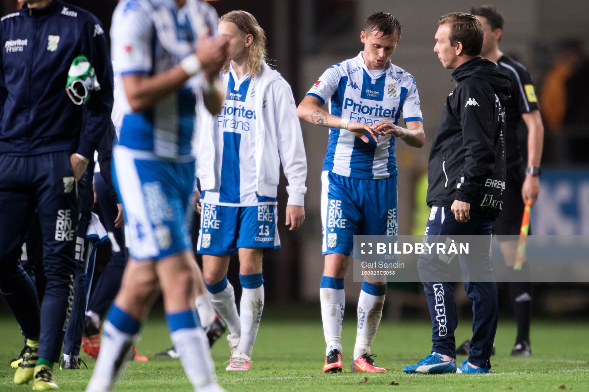 IFK Göteborgs Jakob Ankersen undersöker sin hand