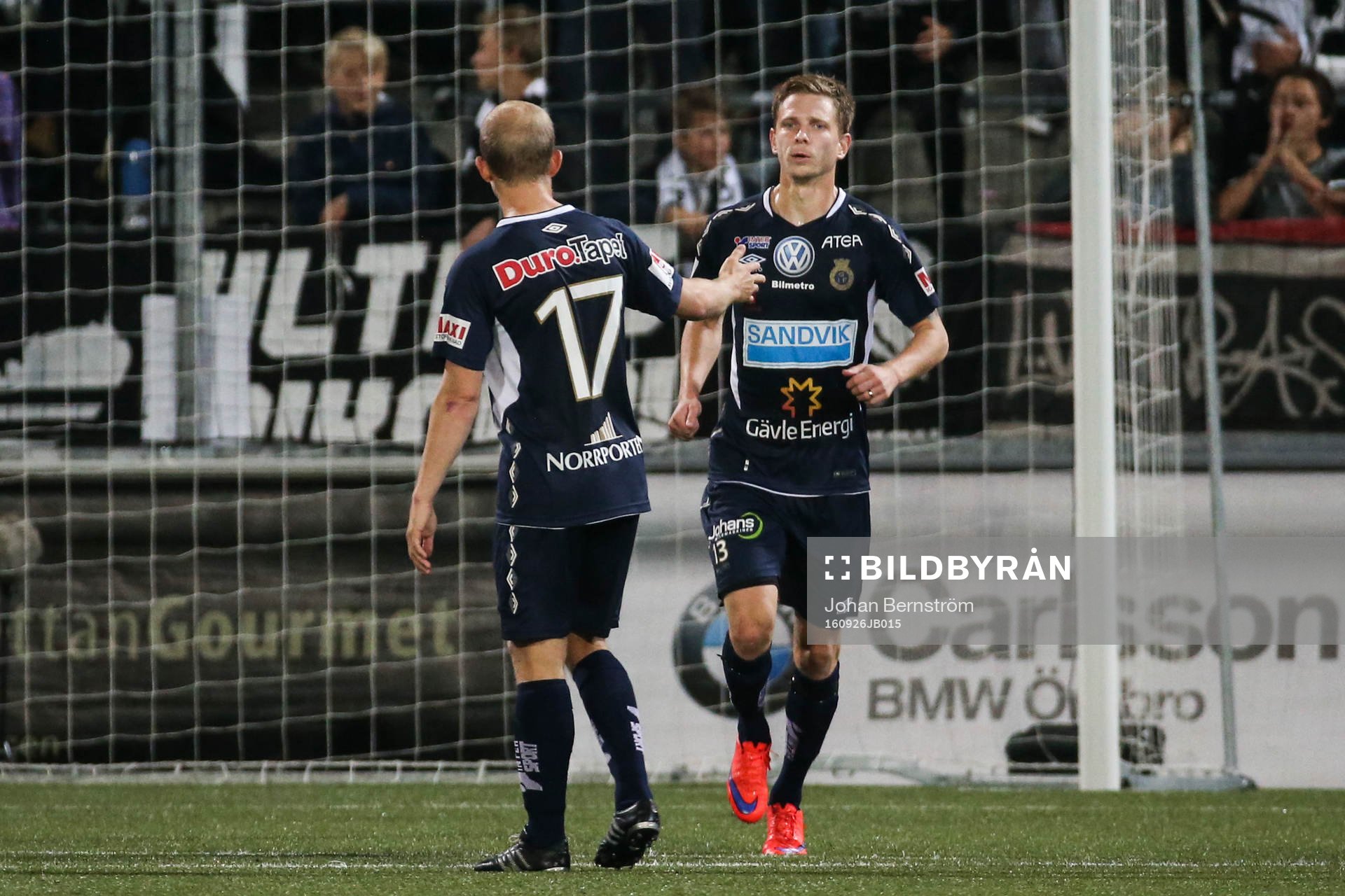 Gefles Johan Bertilsson gör 2-1 och jublar med Jonas Lantto