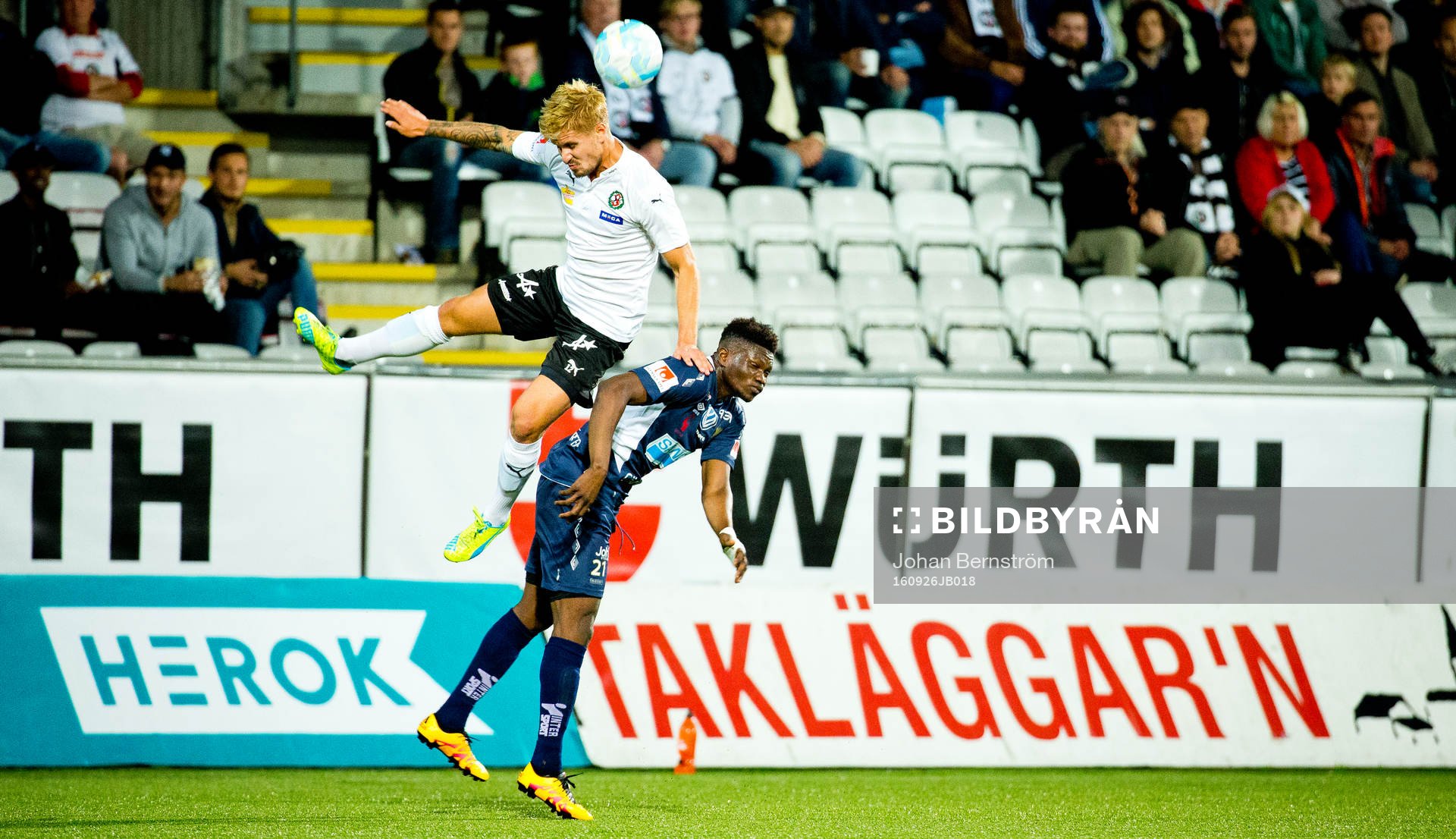 Örebros Daniel Björnqvist och Gefles Kwame Bonsu