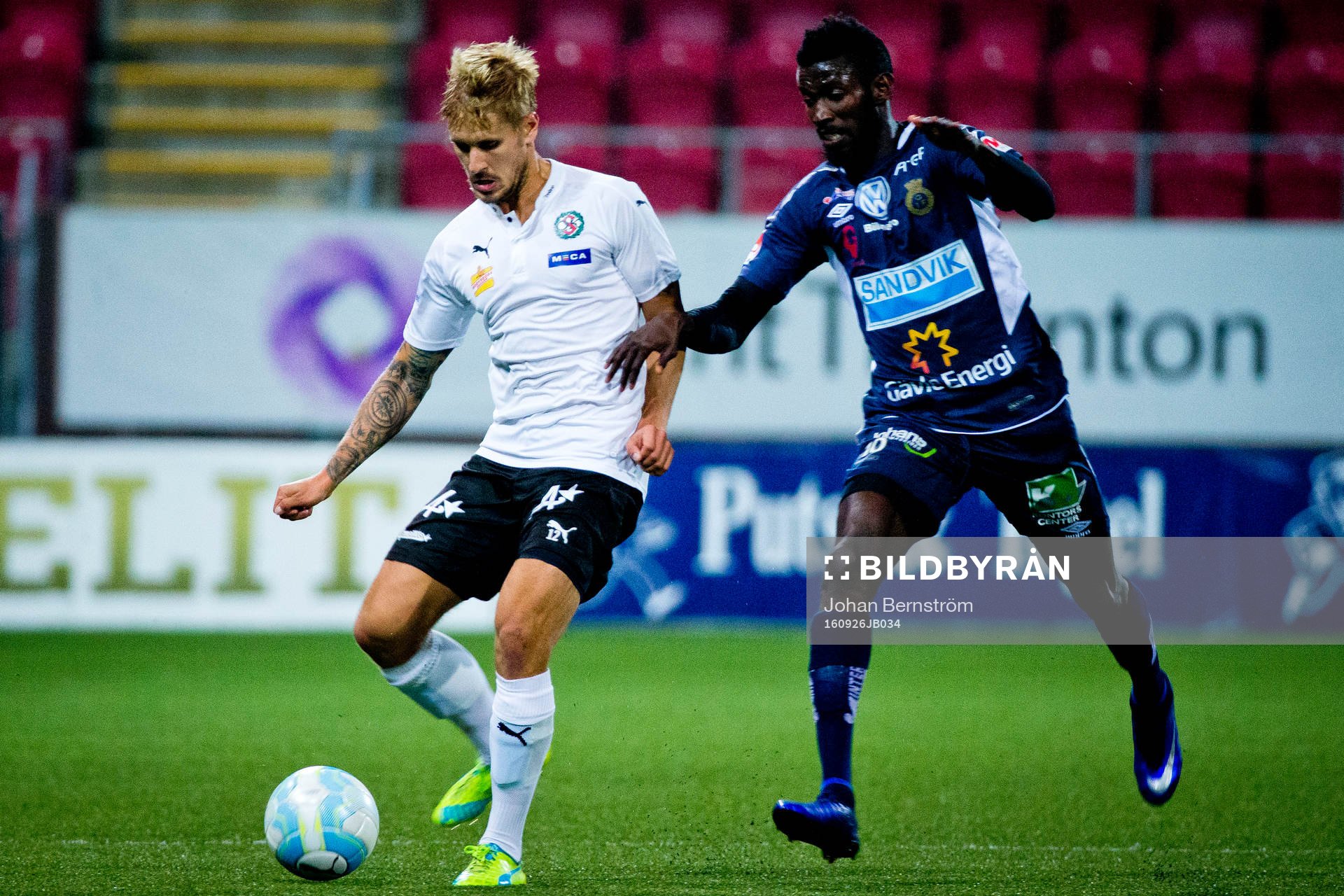 Örebros Daniel Björnqvist och Gefles Dioh Williams