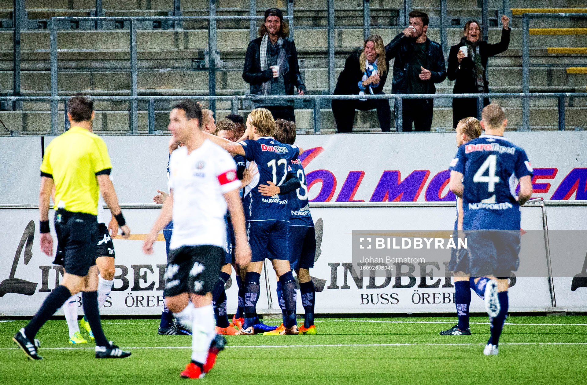 Gefles Simon Skrabb gör 2-2 och jublar med Anders Bååth