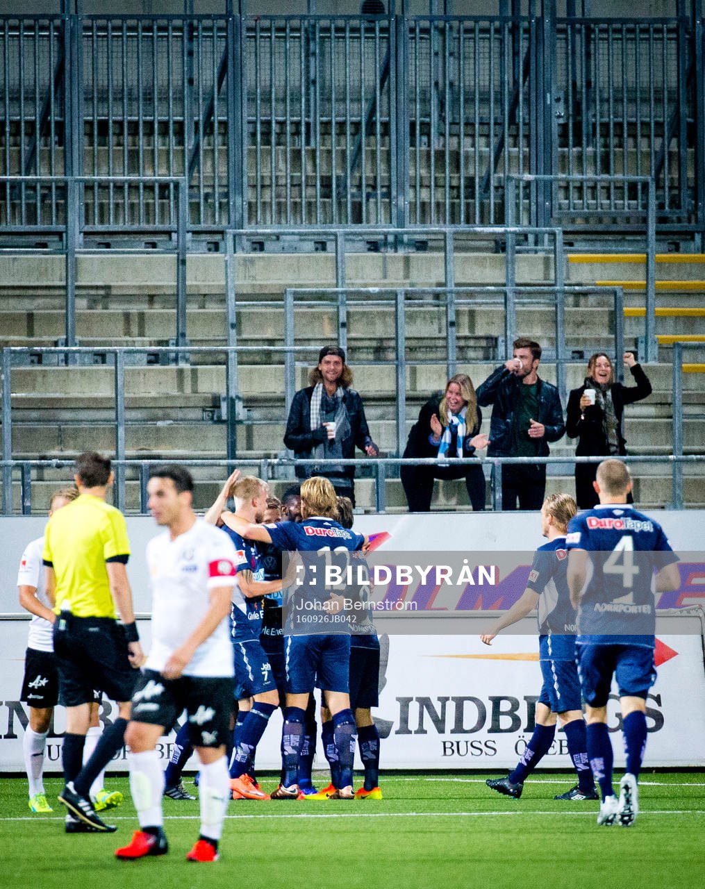 Gefles Simon Skrabb gör 2-2 och jublar med Anders Bååth