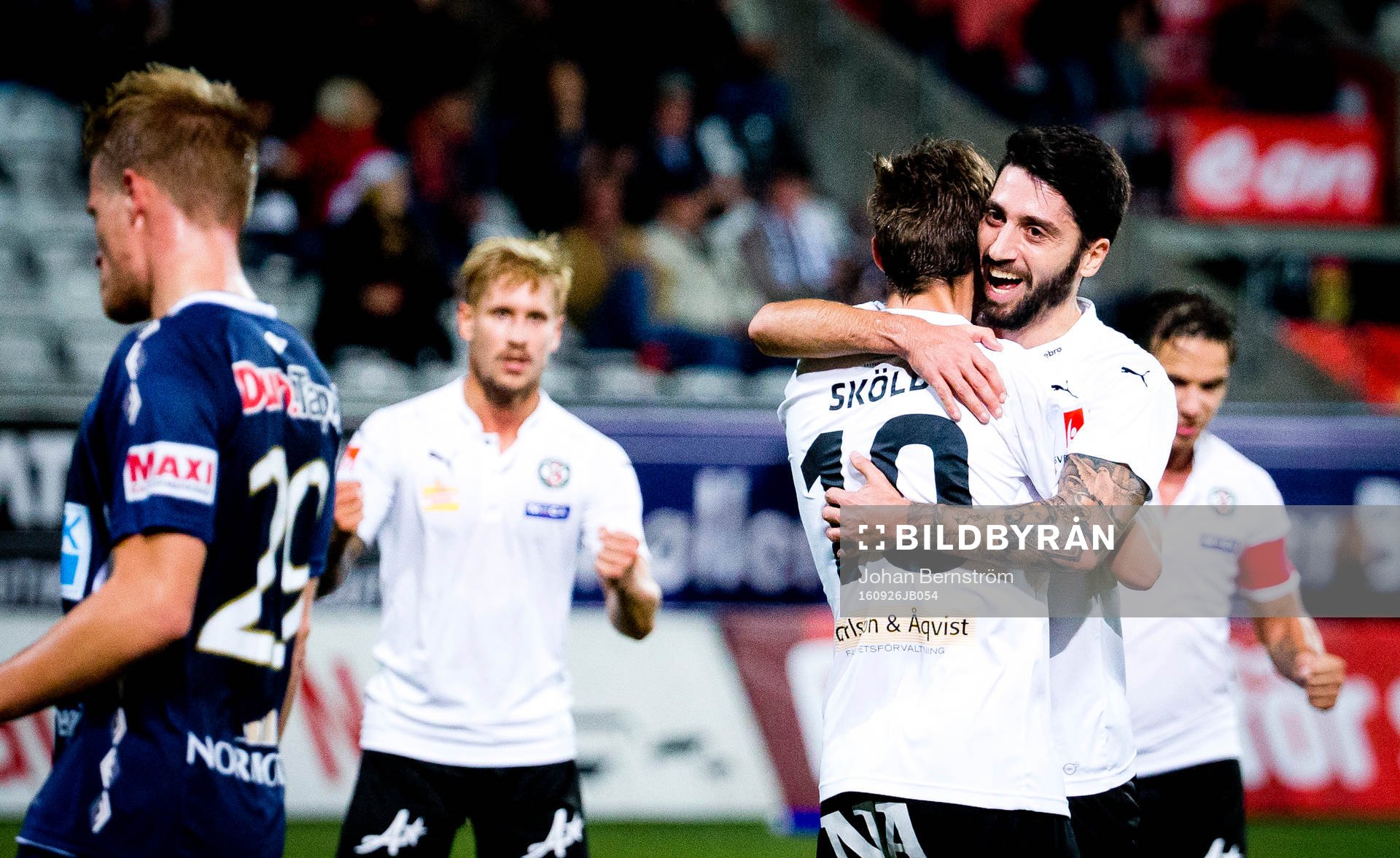 Örebros Victor Sköld gör 2-0 på straff och klappas om