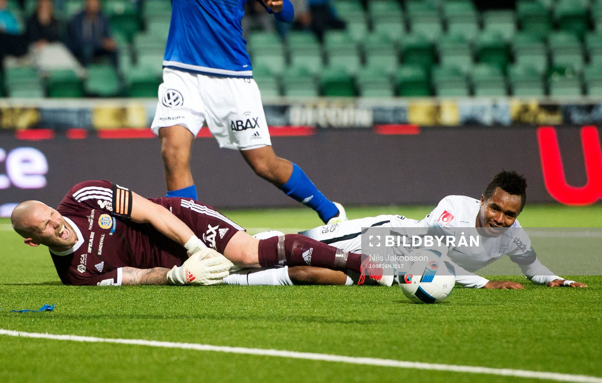 Sundsvalls målvakt Tommy Naurin Häckens Nasiru Mohammed under fotbollsmatchen i Allsvenskan mellan GIF Sundsvall och Häcken den 26 september 2016 i Sundsvall.