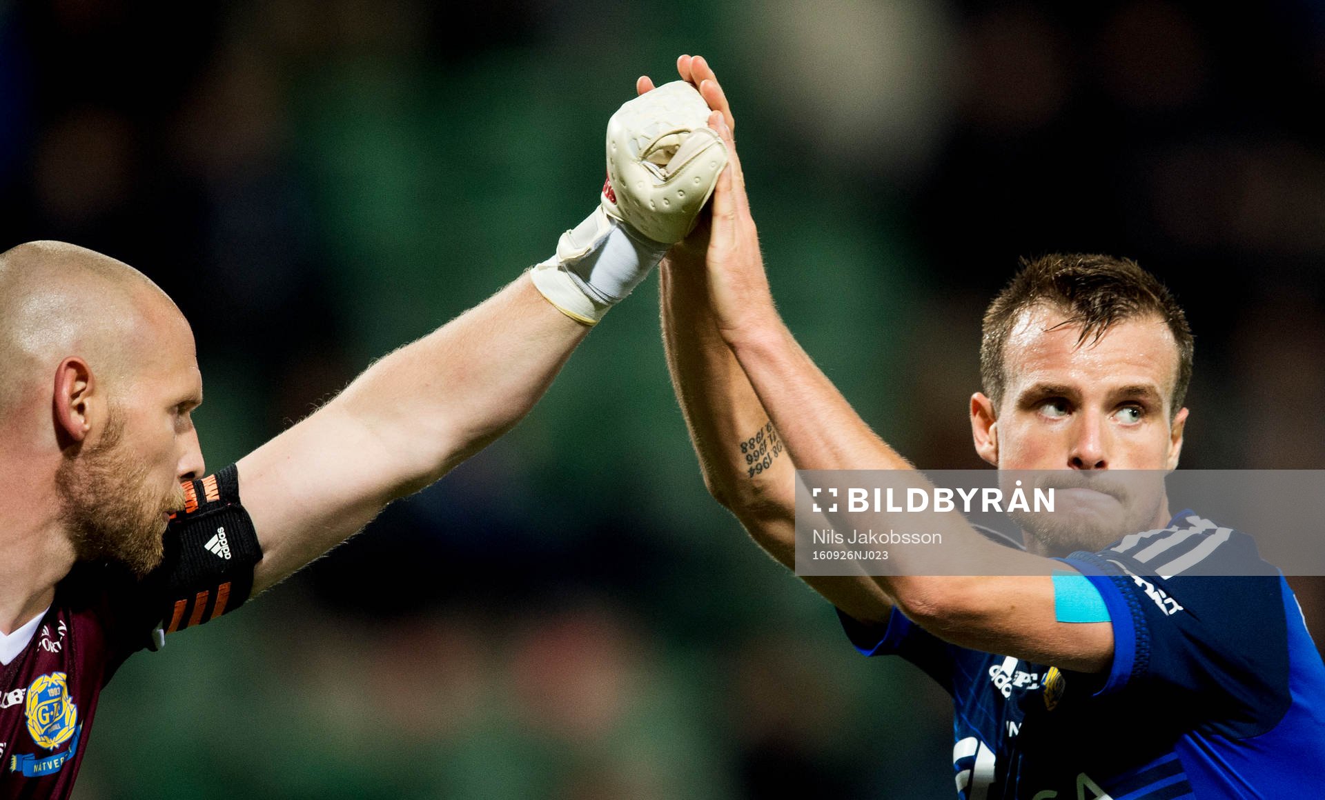 Sundsvalls målvakt Tommy Naurin har gjort en räddning och Eric Larsson gör high five med honom under fotbollsmatchen i Allsvenskan mellan GIF Sundsvall och Häcken den 26 september 2016 i Sundsvall.