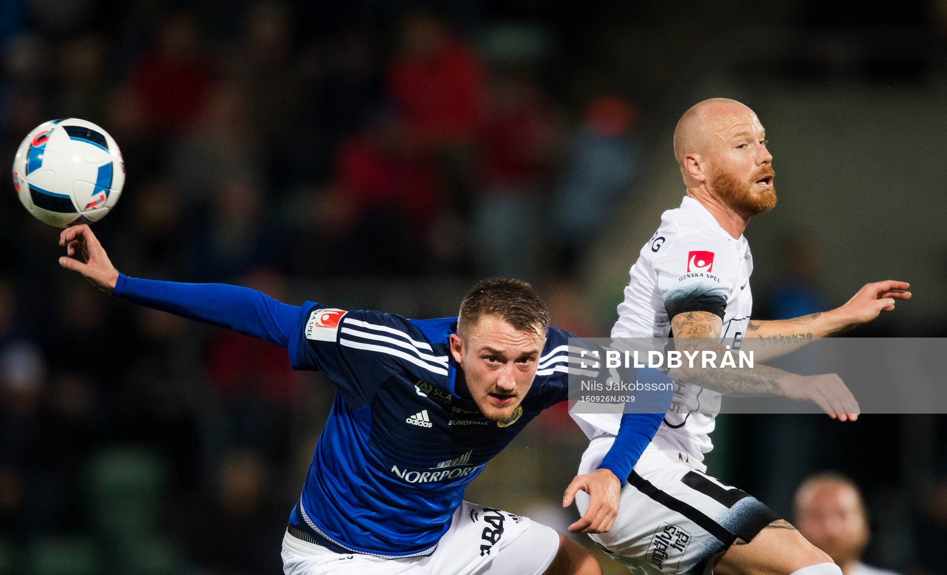 Sundsvalls Smajl Suljevic och Häckens Alexander Farnerud under fotbollsmatchen i Allsvenskan mellan GIF Sundsvall och Häcken den 26 september 2016 i Sundsvall.