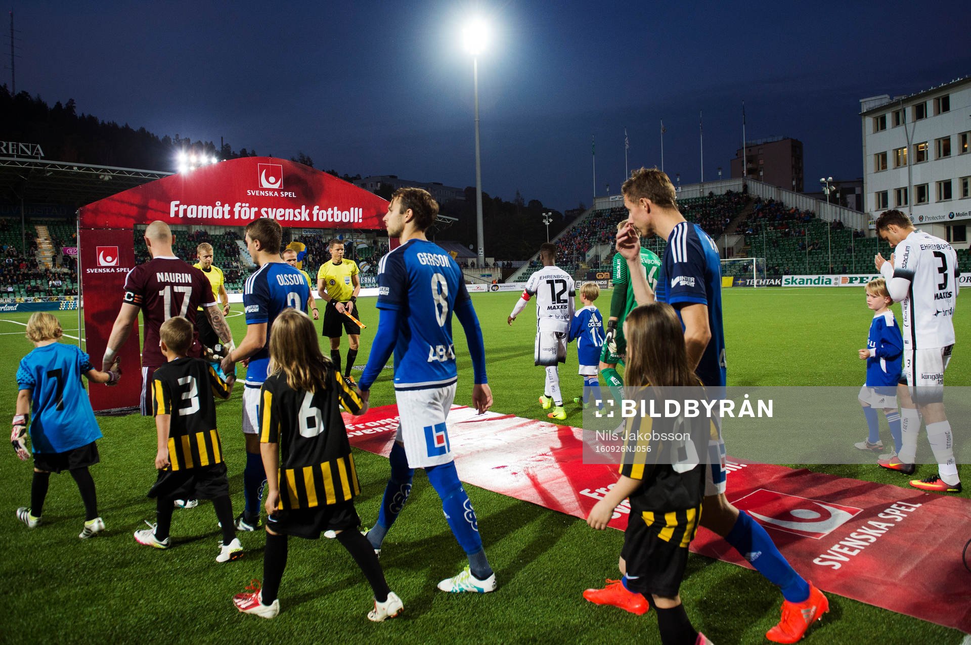 Spelarna marscherar in på Norrporten Arena