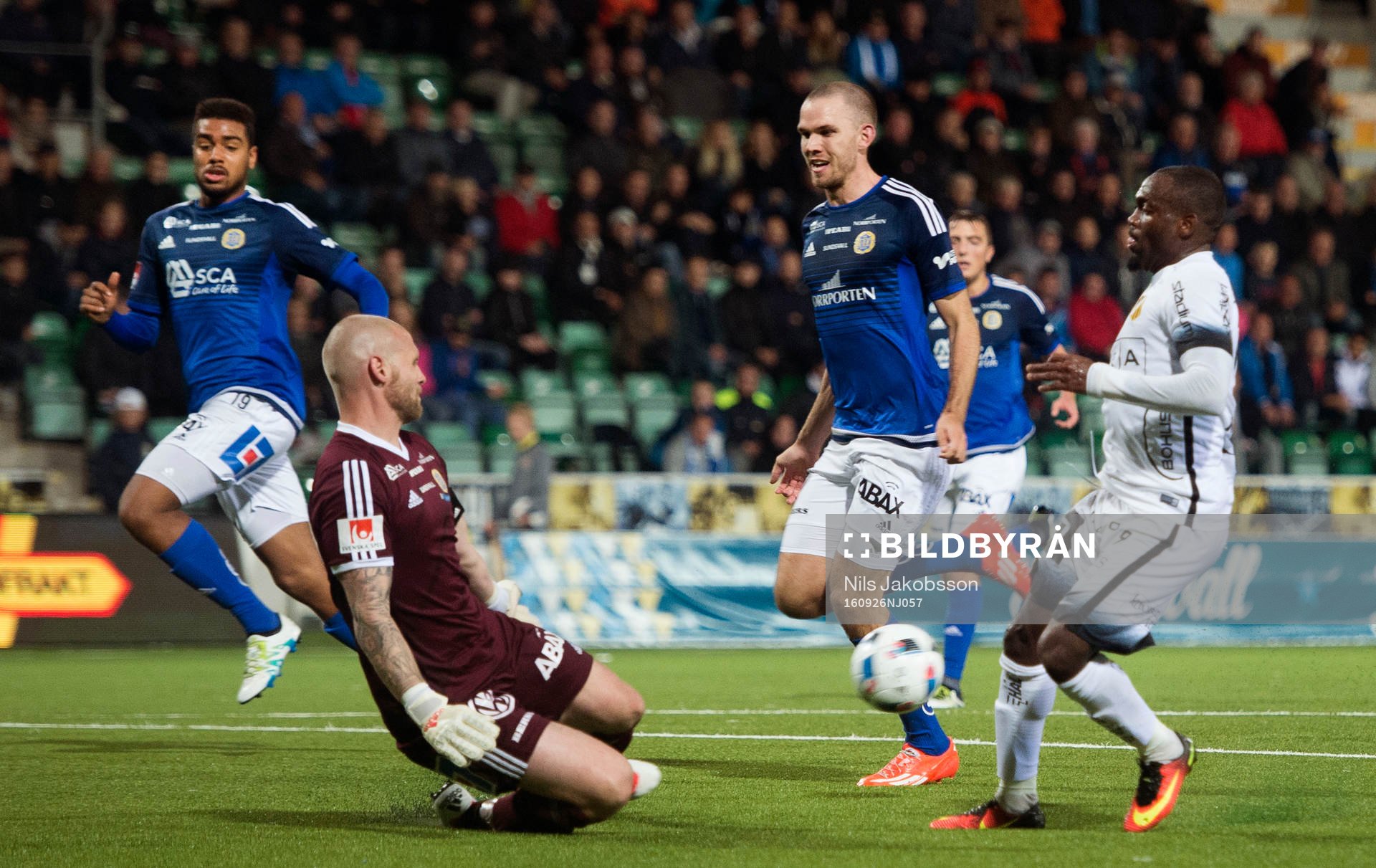Sundsvalls målvakt Tommy Naurin räddar ett friläge från Häckens John Owoeri under fotbollsmatchen i Allsvenskan mellan GIF Sundsvall och Häcken den 26 september 2016 i Sundsvall.