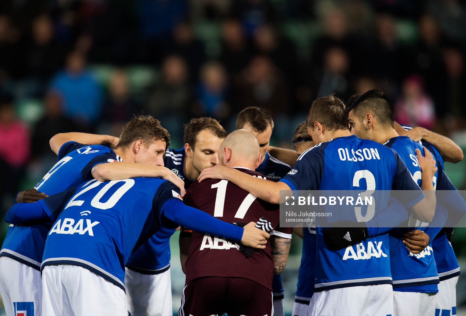 Sundsvalls spelare samlar sig innan fotbollsmatchen i