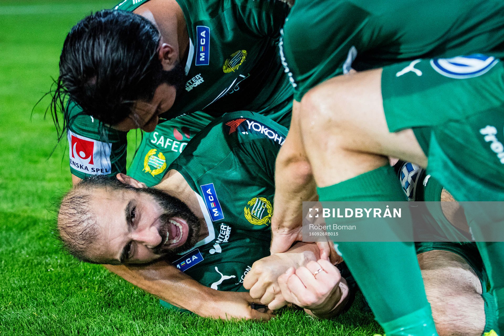 Hammarbys Kennedy Bakircioglu brottas ner och jublar