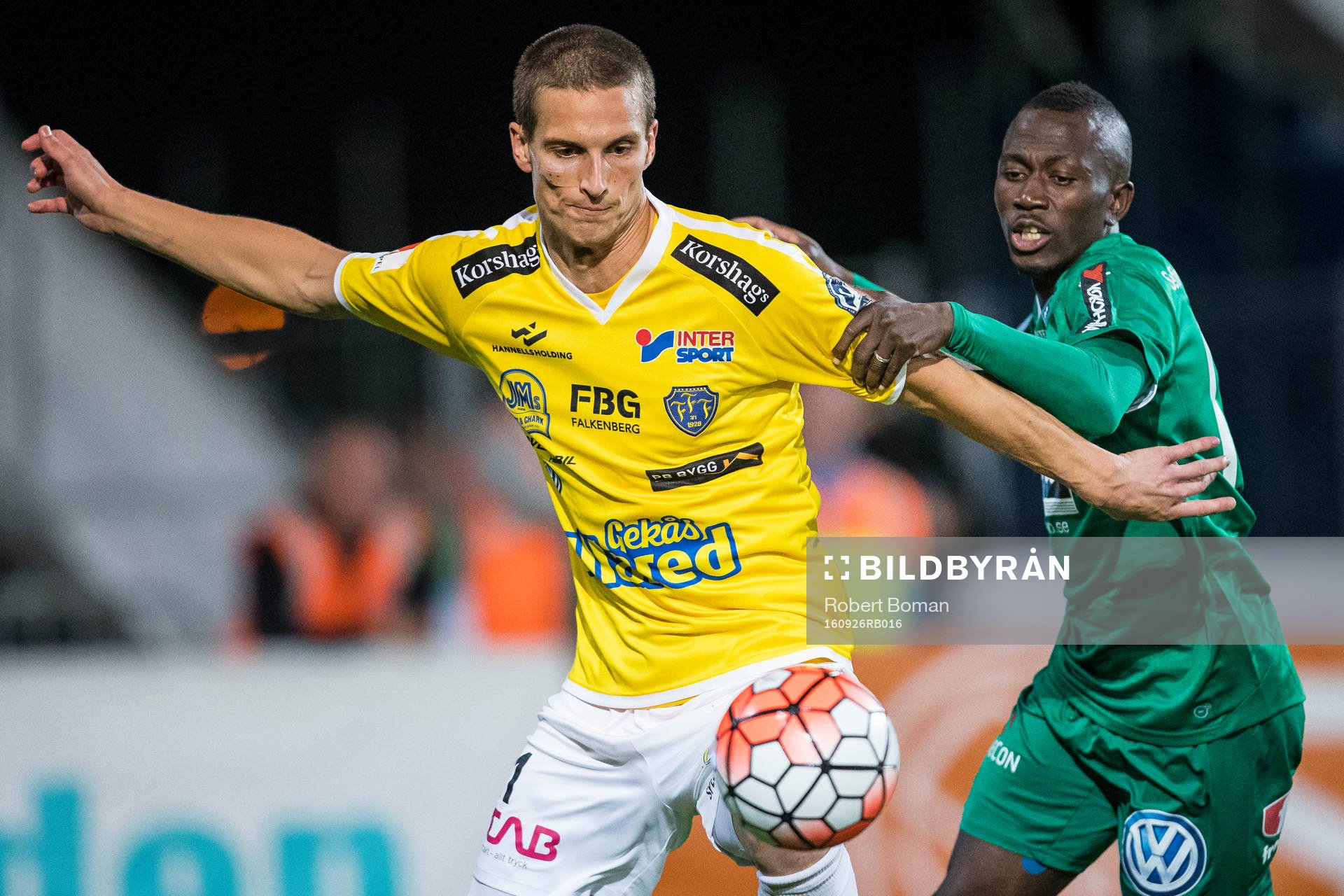 Falkenbergs Thomas Juel-Nielsen och Hammarbys Pa Amat Dibba