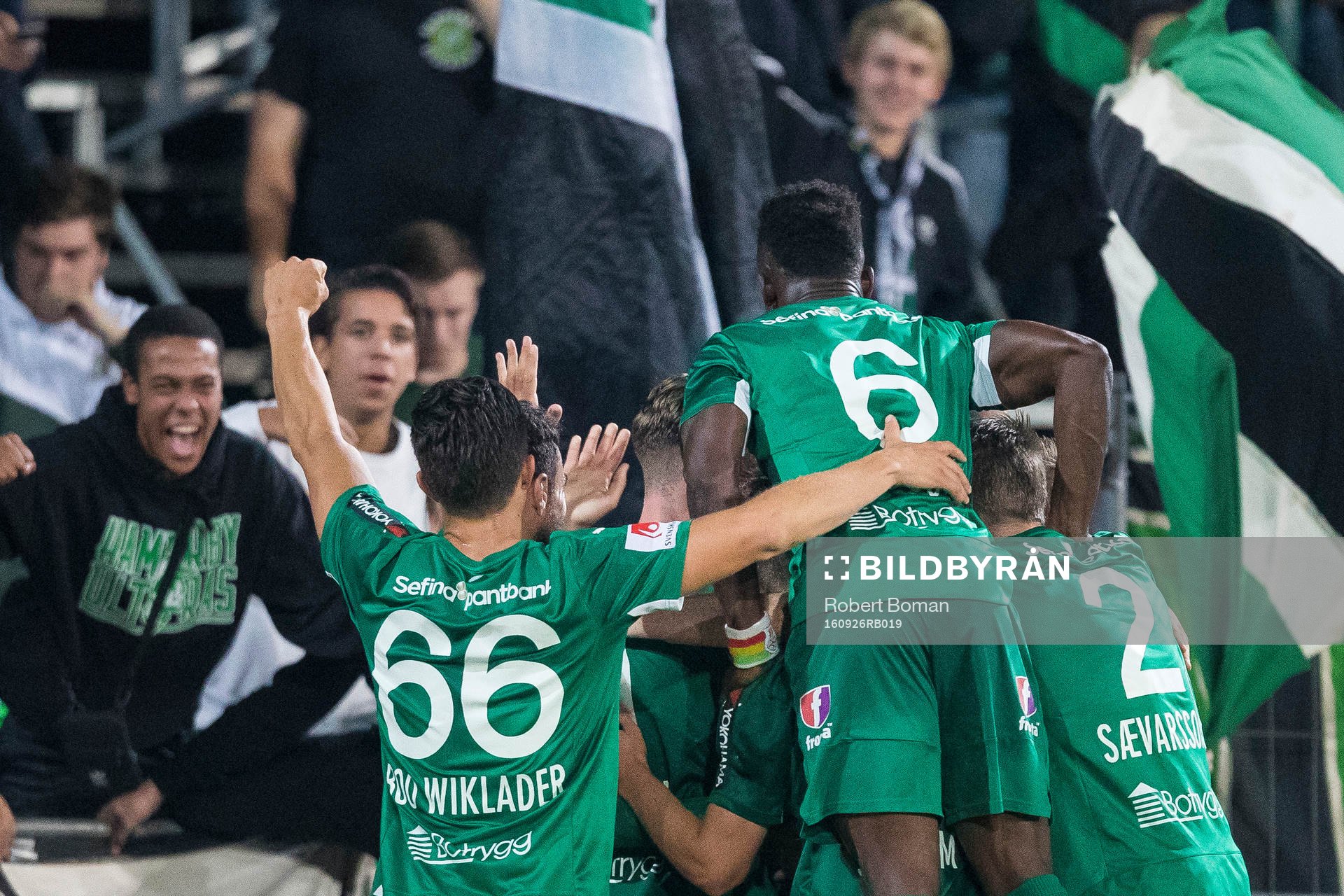 Hammarbys spelare jublar under fotbollsmatchen i Allsvenskan mellan Falkenberg och Hammarby den 26 september 2016 i Falkenberg.