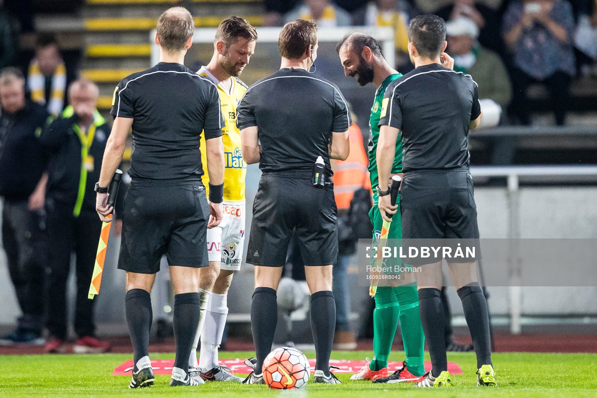 Falkenbergs David Svensson och Hammarbys Kennedy Bakircioglu