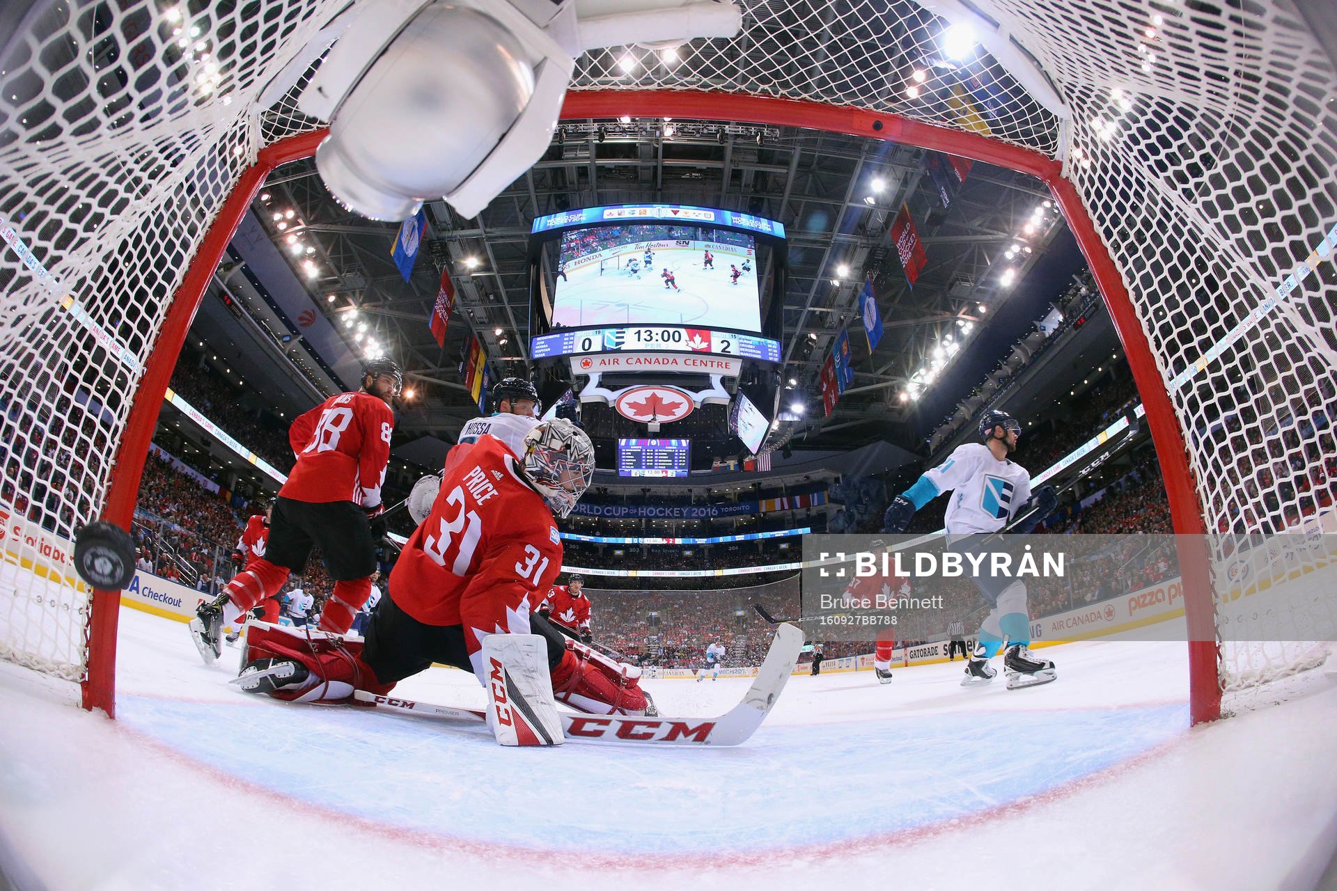 Europas Tomas Tatar gör 2-1 bakom Kanadas målvakt Carey