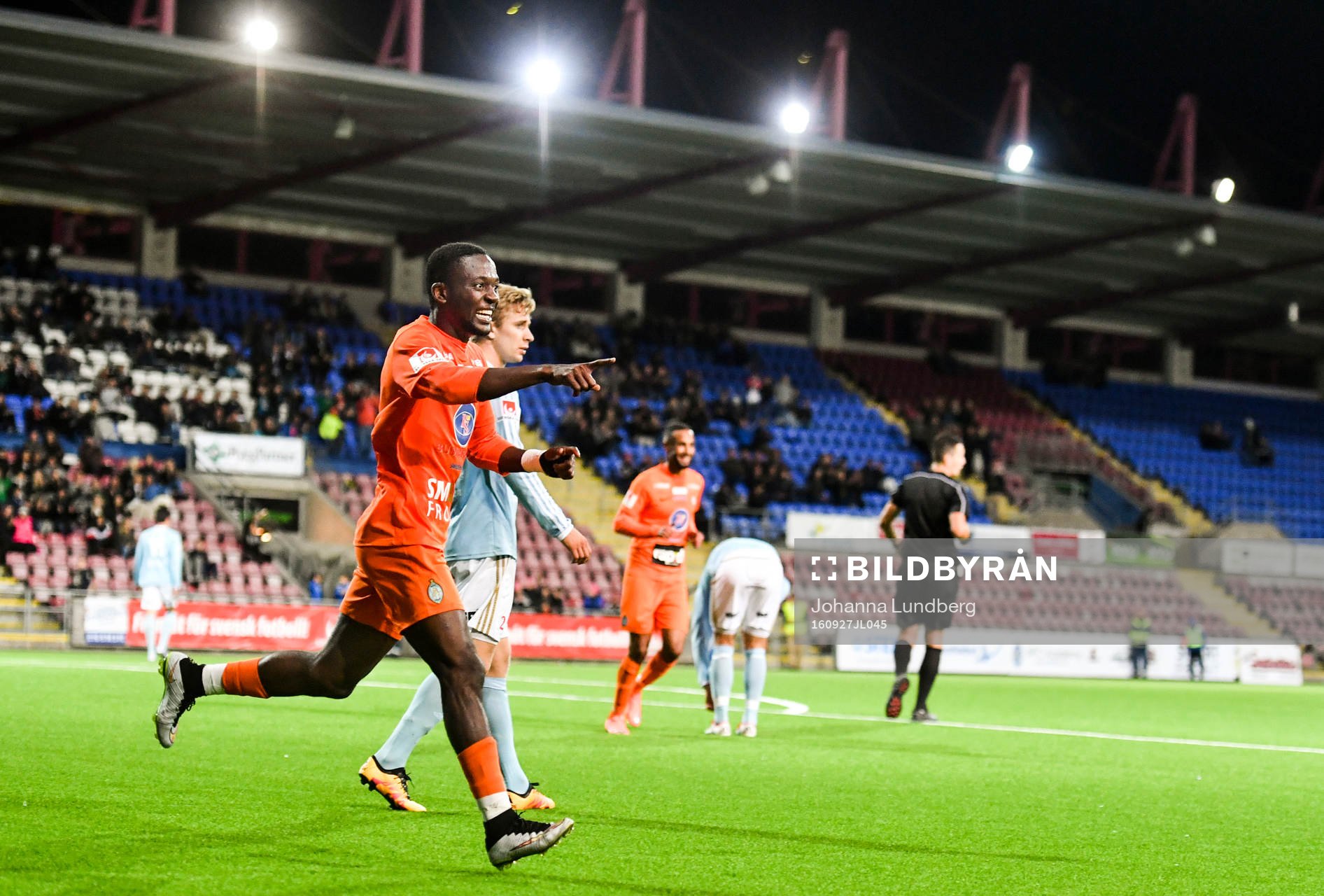 Athletics Mohamed Buya Turay jublar efter 4-1 målet under fotbollsmatchen i Superettan mellan Athletic och Degerfors den 27 september 2016 i Eskilstuna.