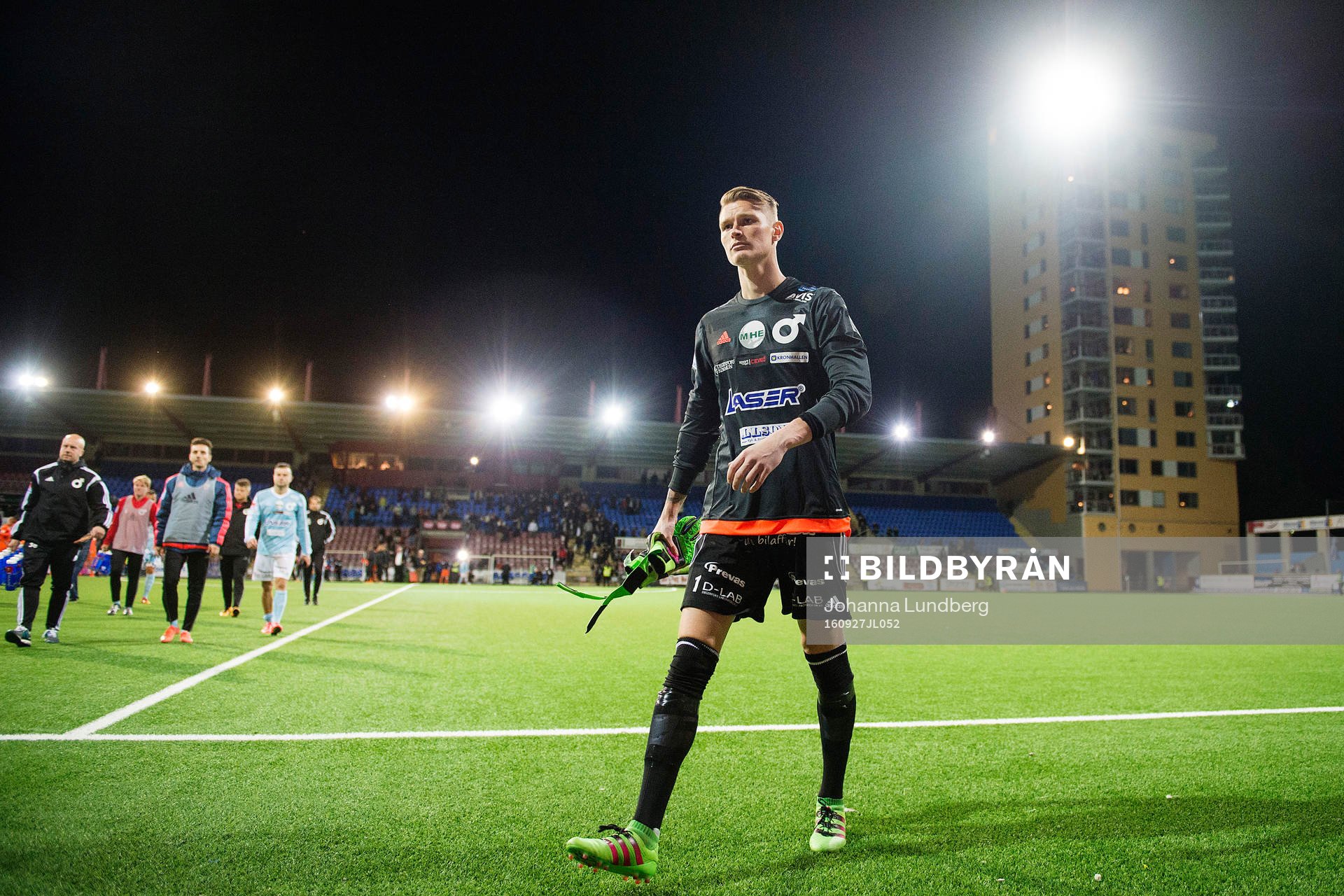 Degerfors målvakt Jesse Öst deppar när han går av planen