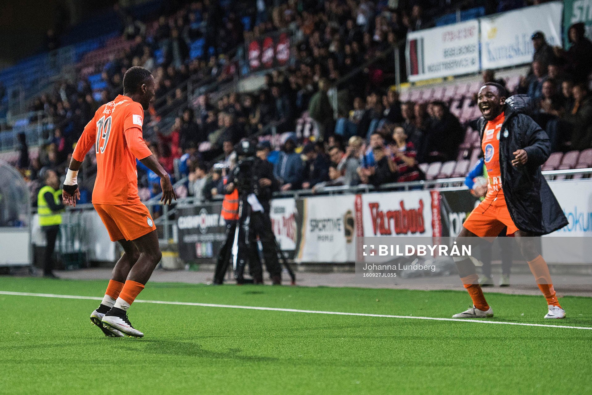 Athletics Mohamed Buya Turay (tv) jublar efter att han har gjort 4-1 under fotbollsmatchen i Superettan mellan Athletic och Degerfors den 27 september 2016 i Eskilstuna.