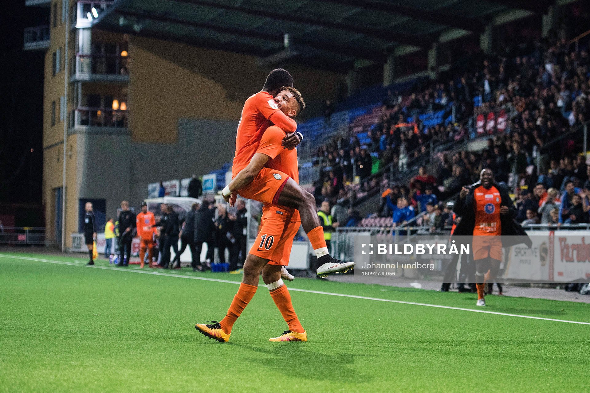 Athletics Mohamed Buya Turay (tv) jublar med Omar Eddhari (th) efter att han har gjort 4-1 under fotbollsmatchen i Superettan mellan Athletic och Degerfors den 27 september 2016 i Eskilstuna.