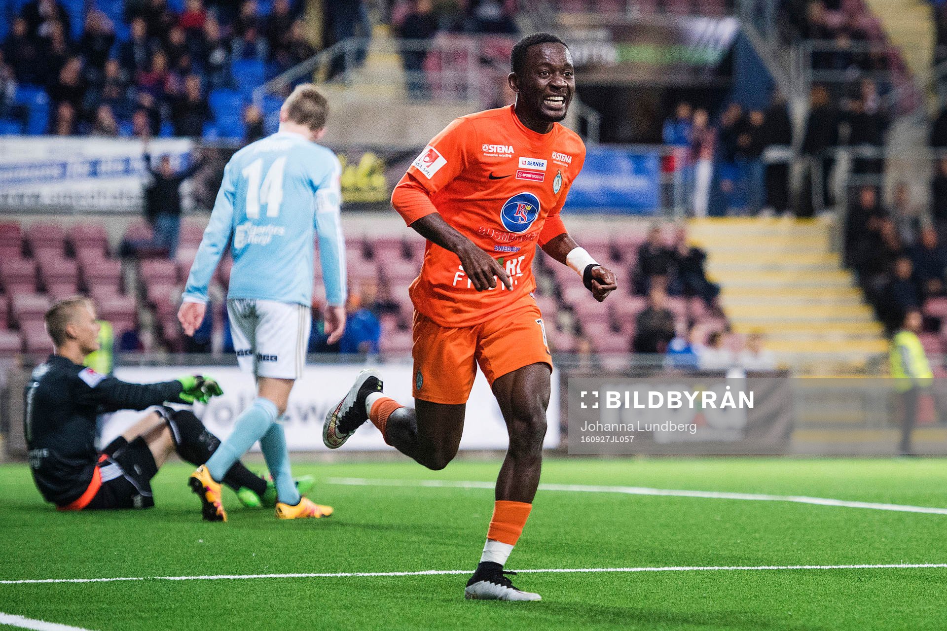 Athletics Mohamed Buya Turay jublar efter att han har gjort 4-1 under fotbollsmatchen i Superettan mellan Athletic och Degerfors den 27 september 2016 i Eskilstuna.