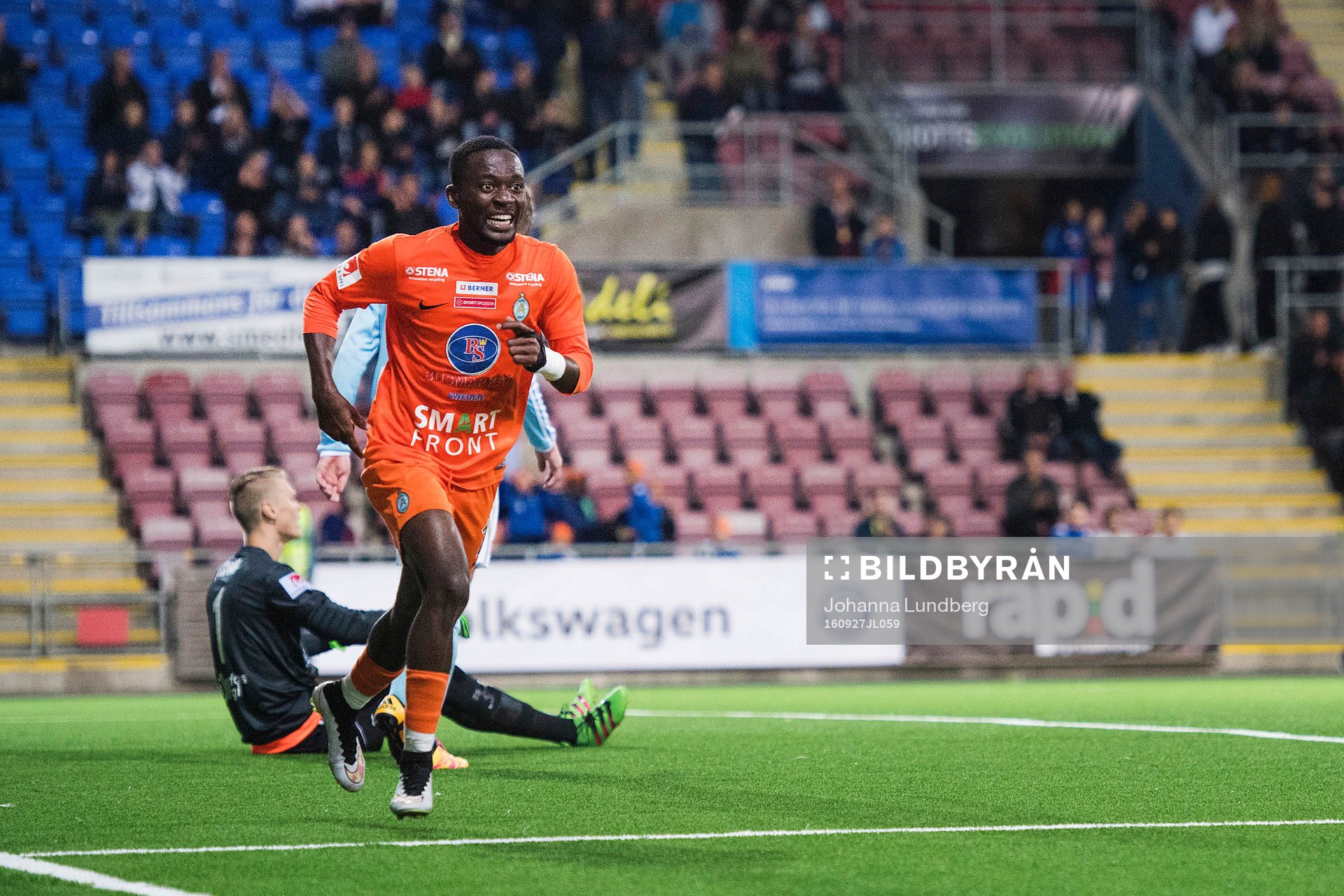 Athletics Mohamed Buya Turay jublar efter att han har gjort 4-1 under fotbollsmatchen i Superettan mellan Athletic och Degerfors den 27 september 2016 i Eskilstuna.