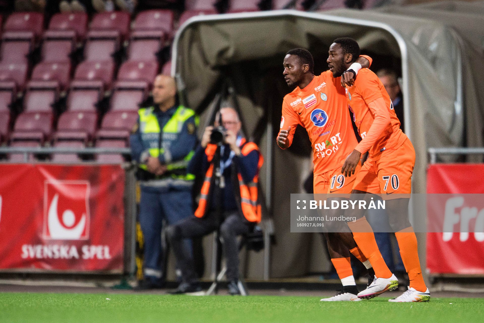 Athletics Mohamed Buya Turay och Chidi Omeje jublar