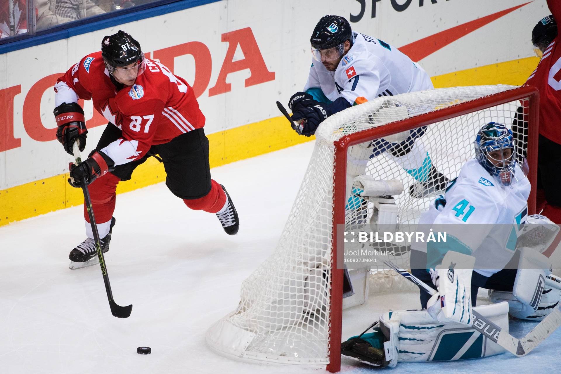 Kanadas Sidney Crosby utmanar Europas Mark Streit och