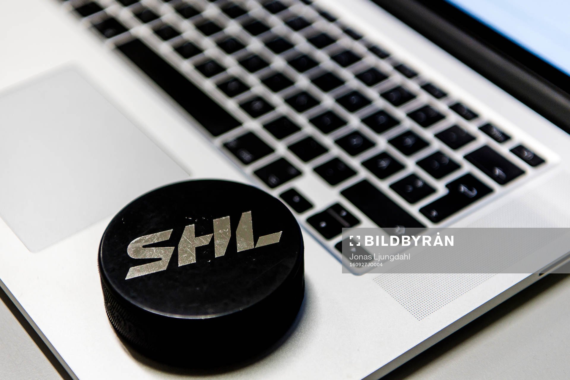 Matchpuck med SHL logo på dator