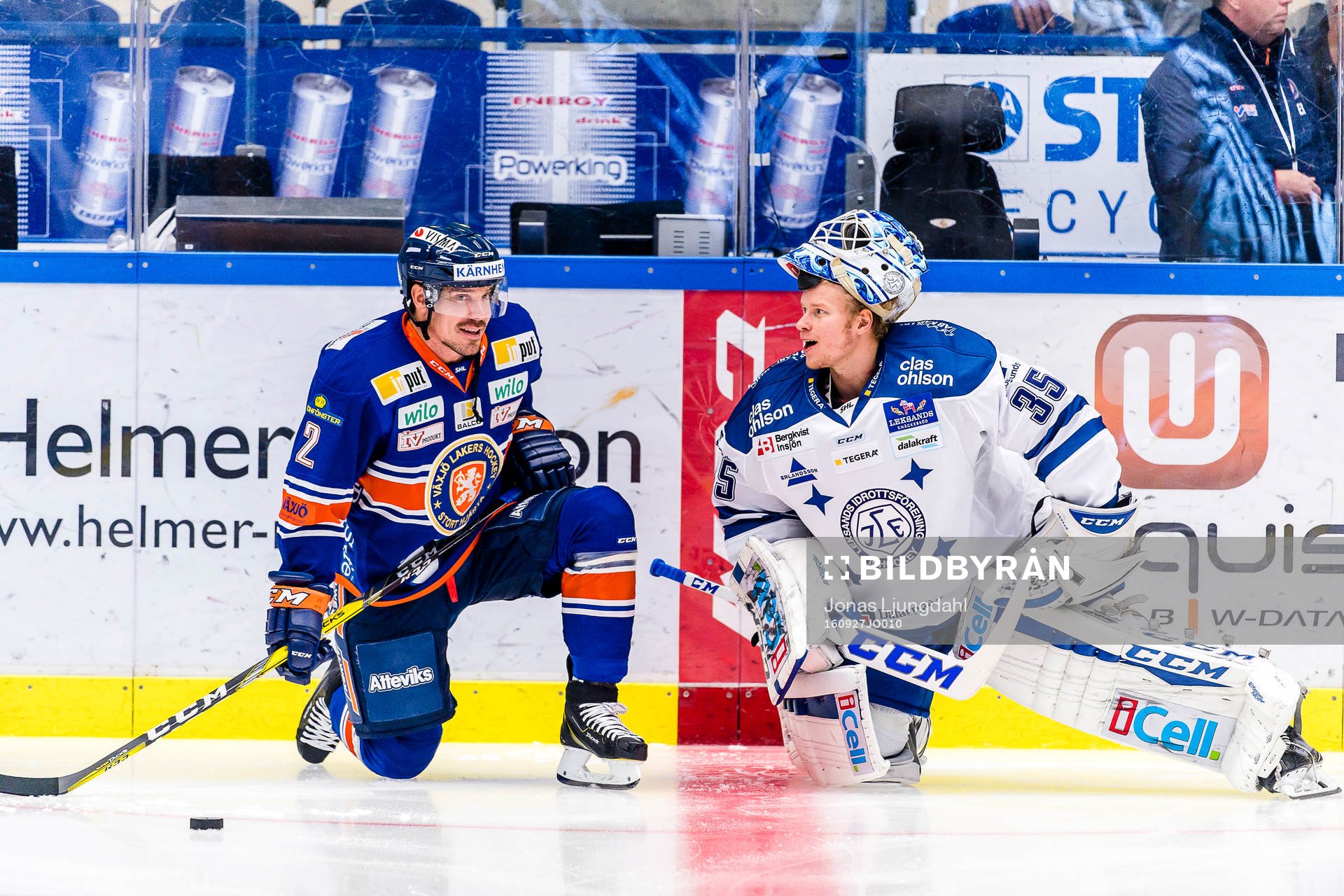 Växjös Teemu Laakso pratar med Leksands målvakt Atte